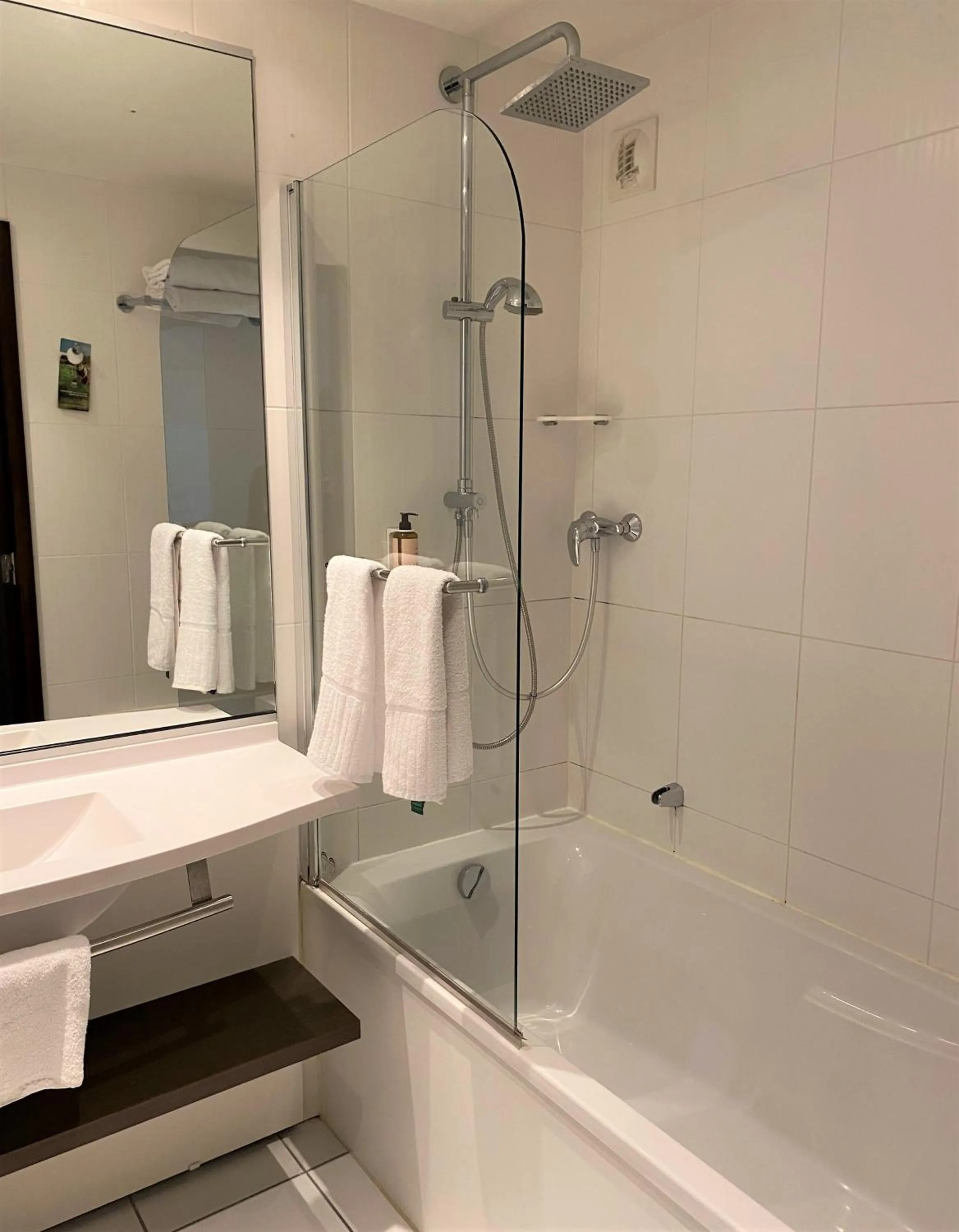 Bathroom in Mercure Chartres Centre Cathedrale