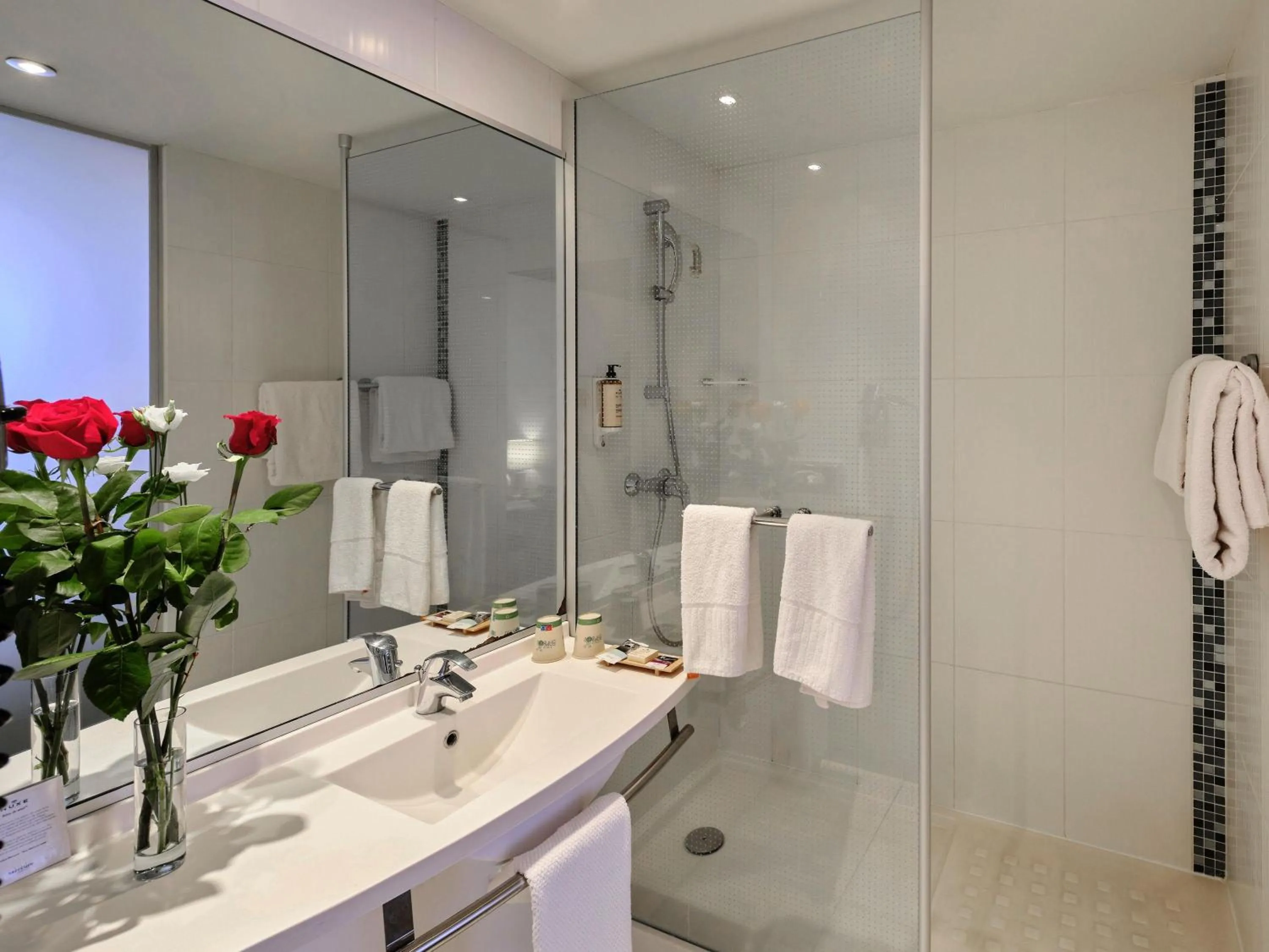 Bedroom in Mercure Chartres Centre Cathedrale