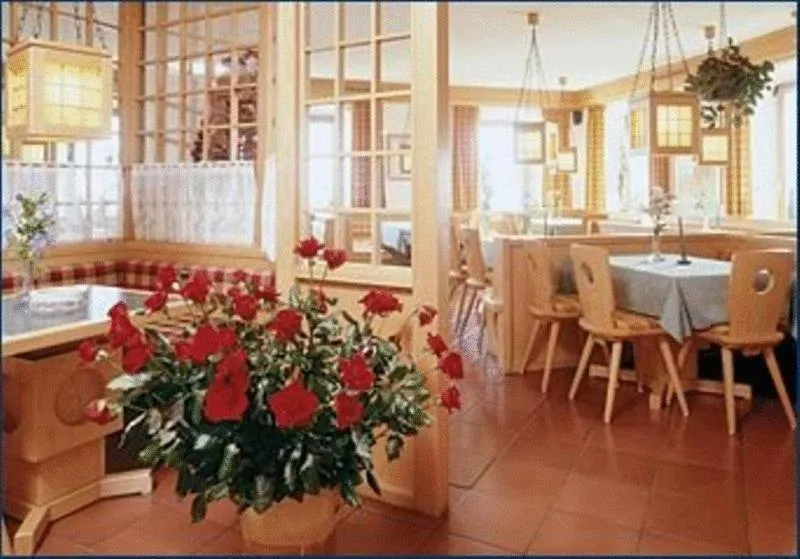 Restaurant/places to eat in Albergo Deva