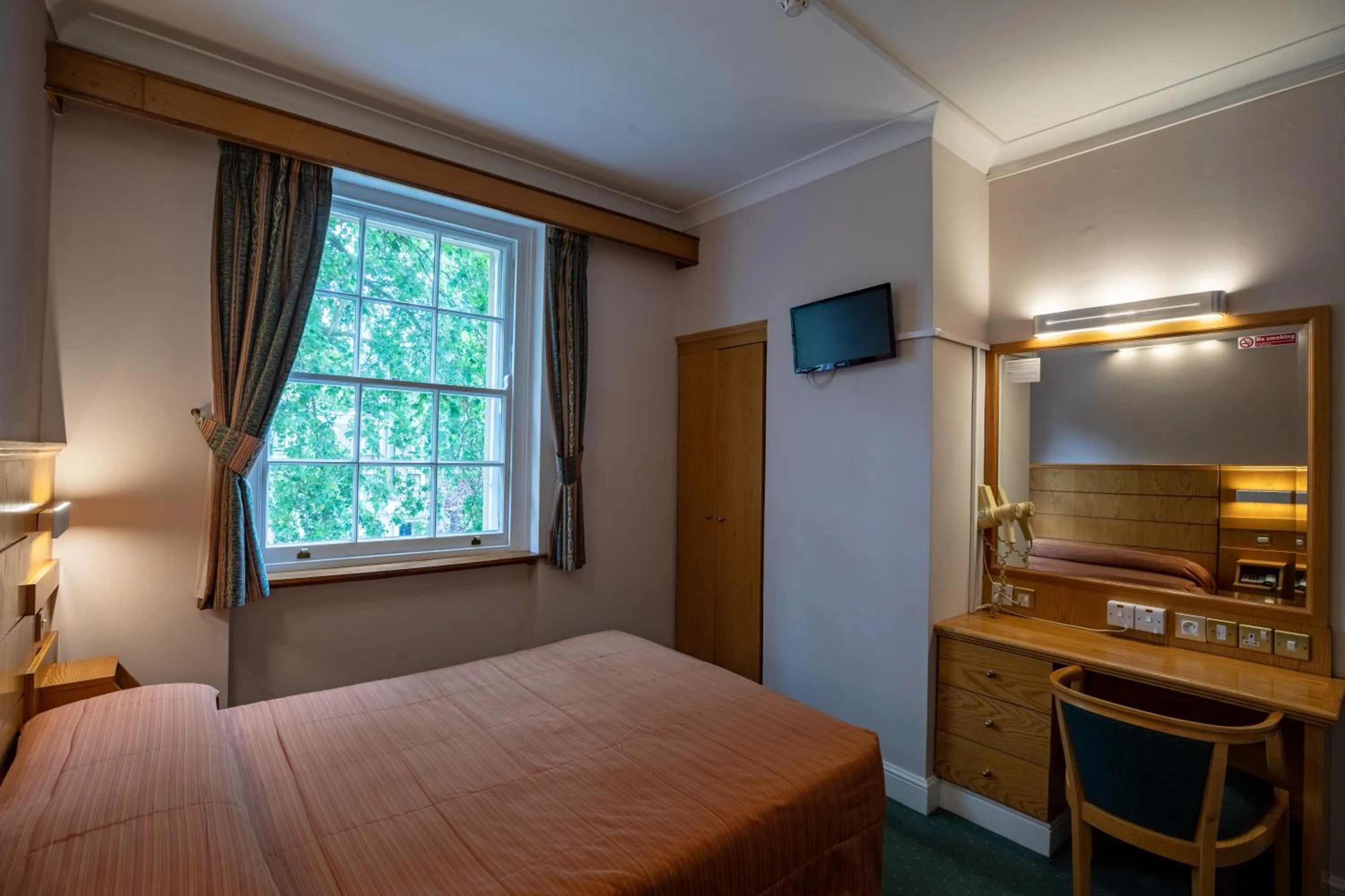 Bed in The Nayland Hotel