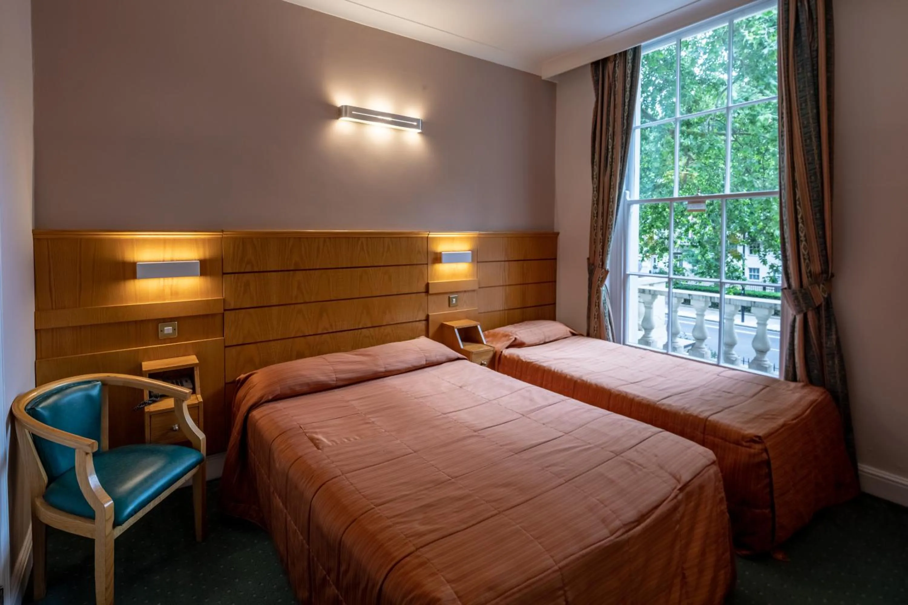 Bed in The Nayland Hotel