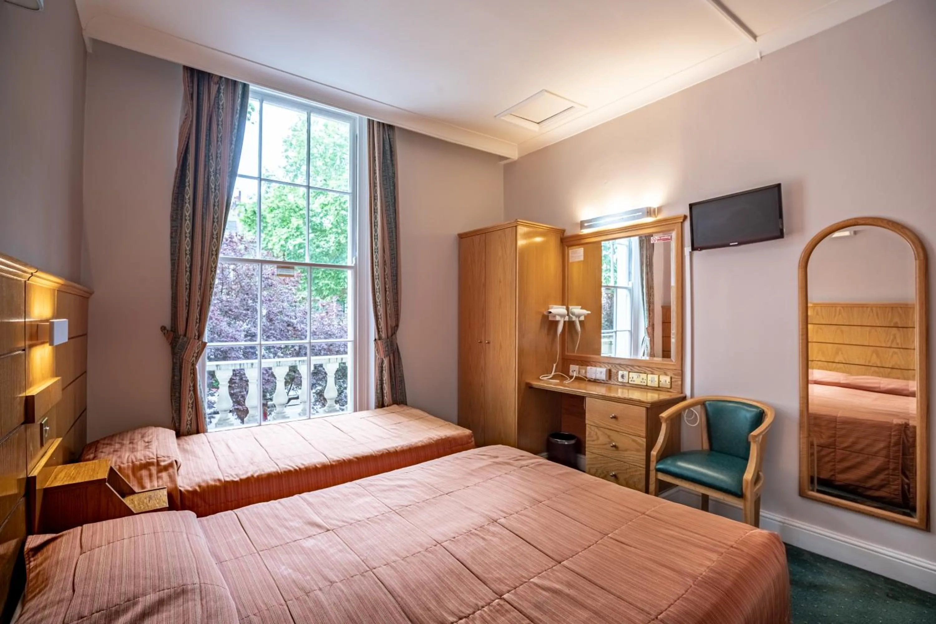 Bed in The Nayland Hotel