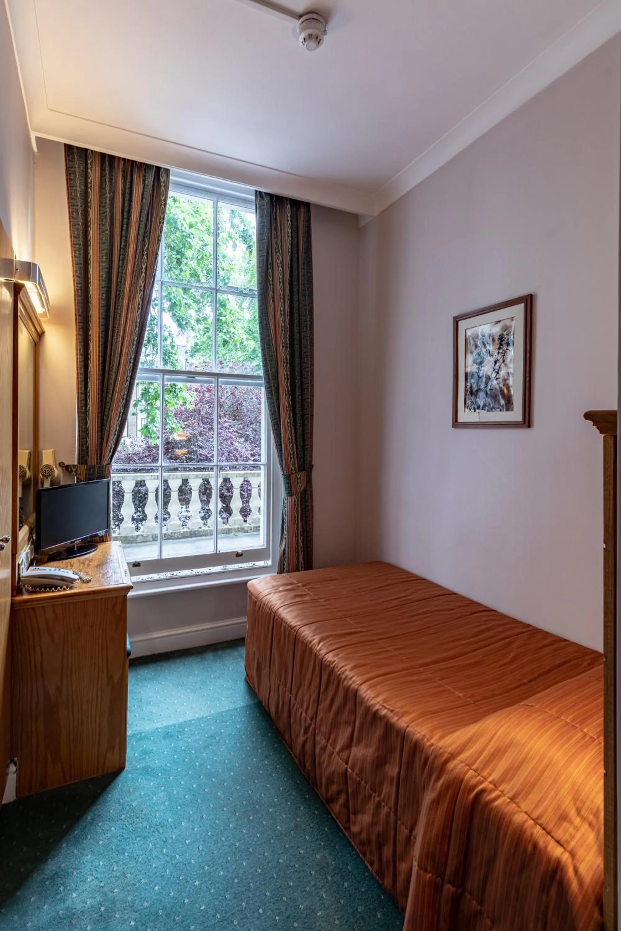 Bed in The Nayland Hotel