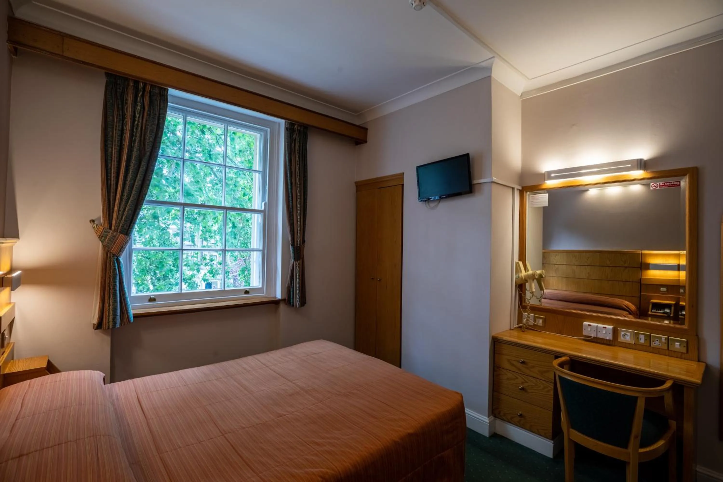 Bed in The Nayland Hotel