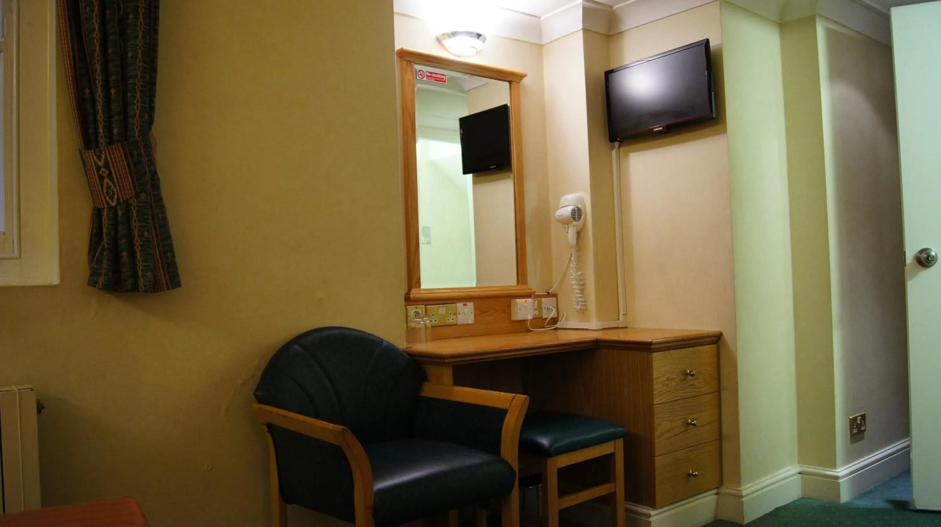 TV and multimedia in The Nayland Hotel