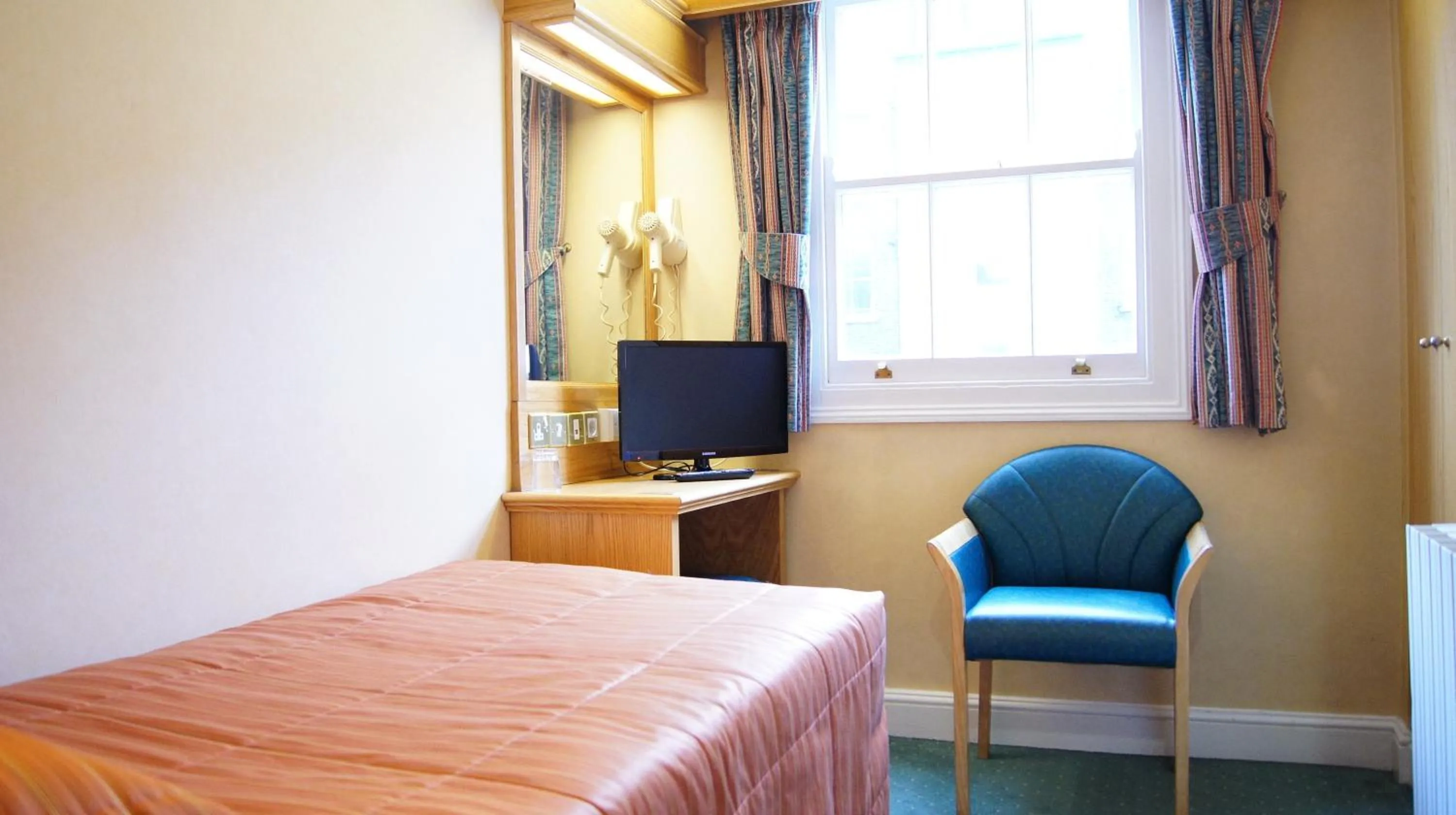 Bedroom, Bed in The Nayland Hotel