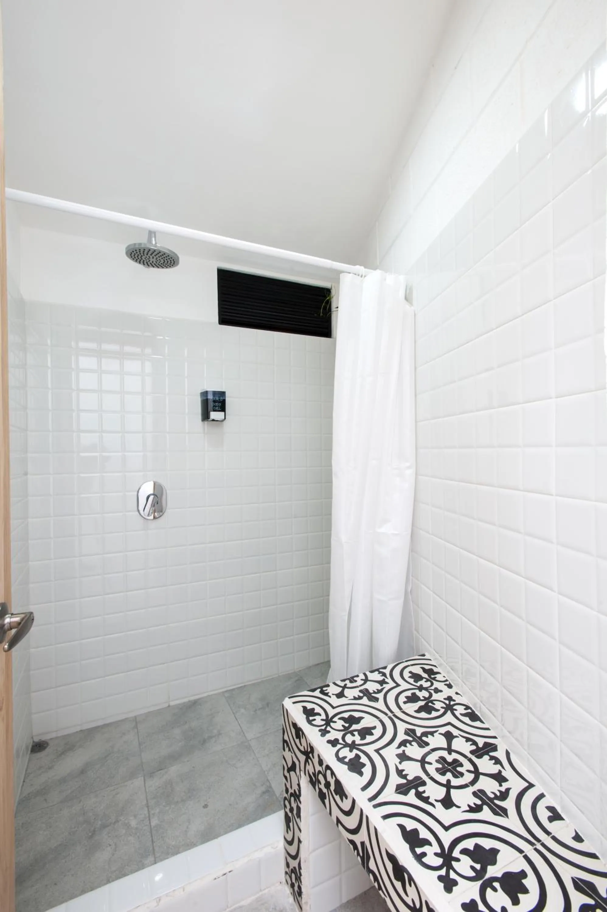 Shower in Capital Hostel de Ciudad