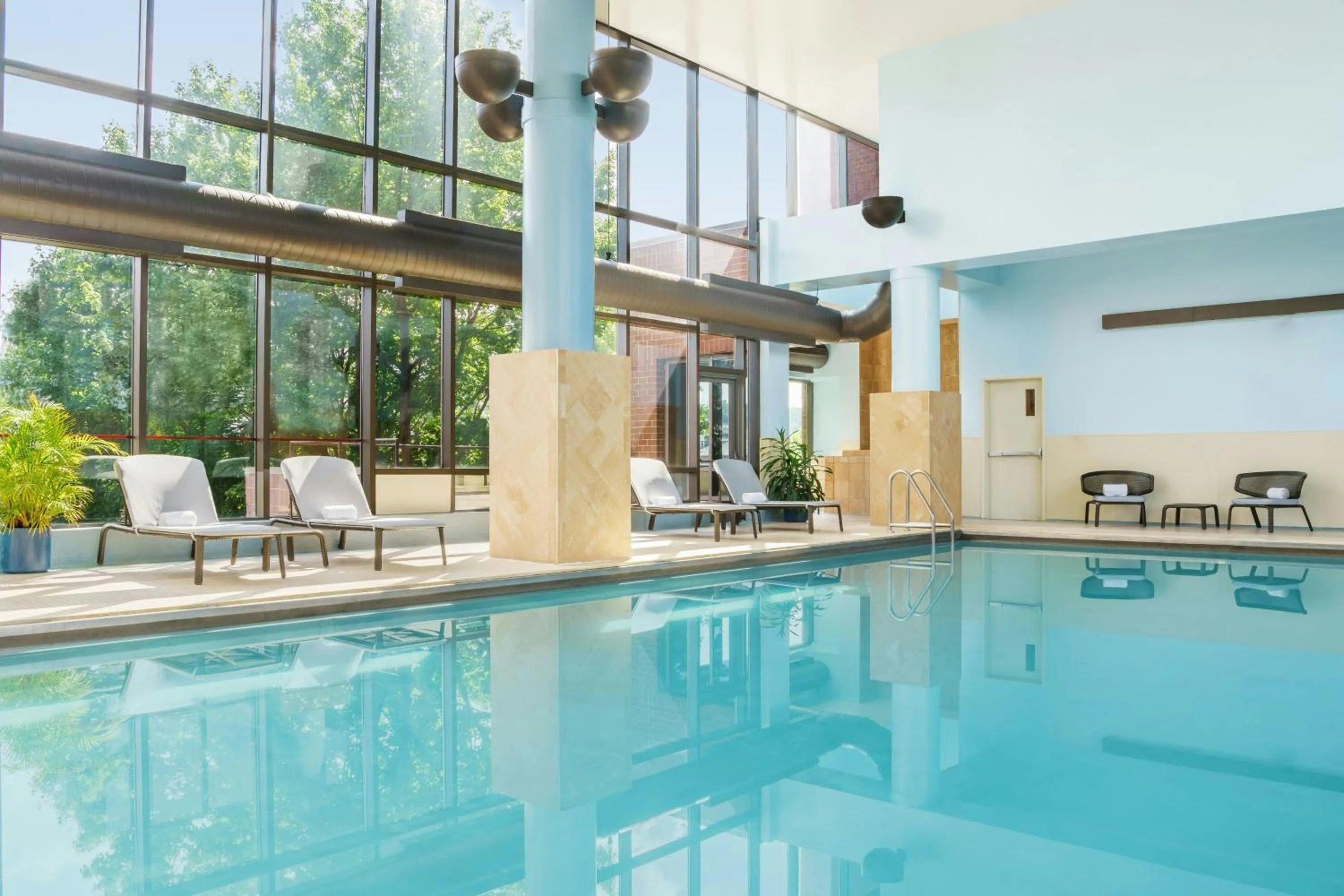 Swimming pool in Sheraton Baltimore North