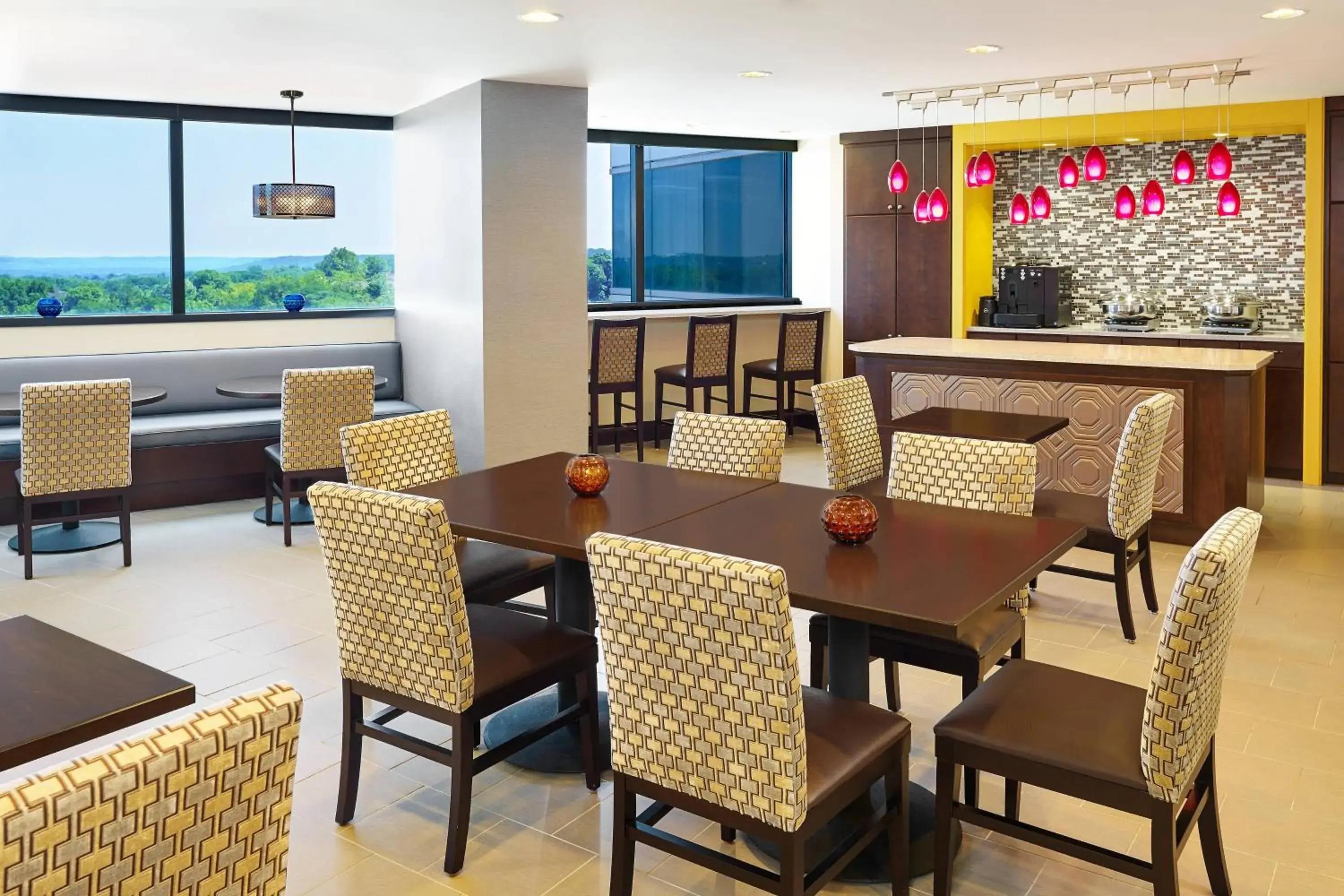 Lounge or bar in Sheraton Baltimore North Lounge or bar in Sheraton Baltimore North