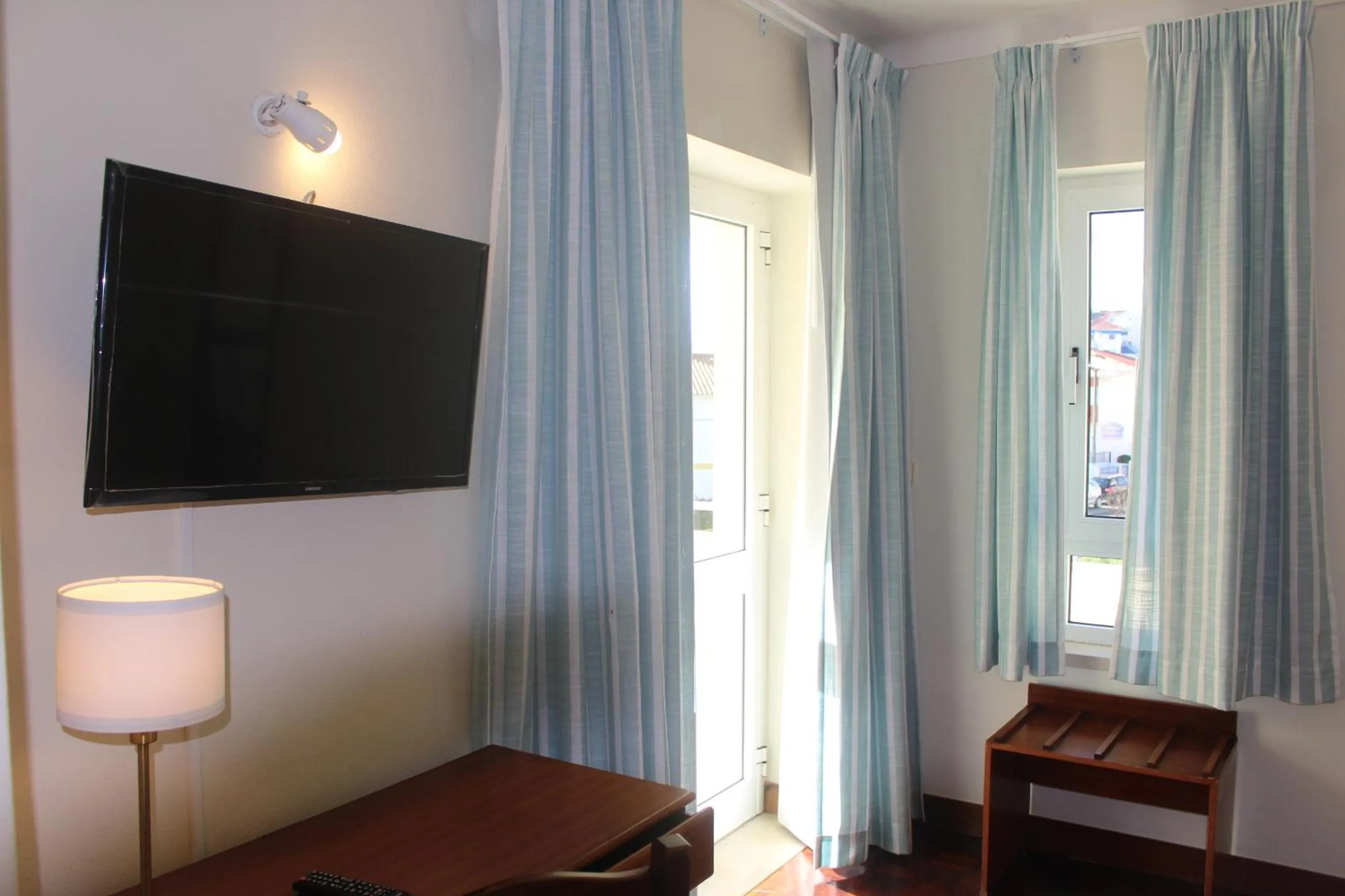 Communal lounge/ TV room, Bed in Hotel Santo Antonio Da Baia