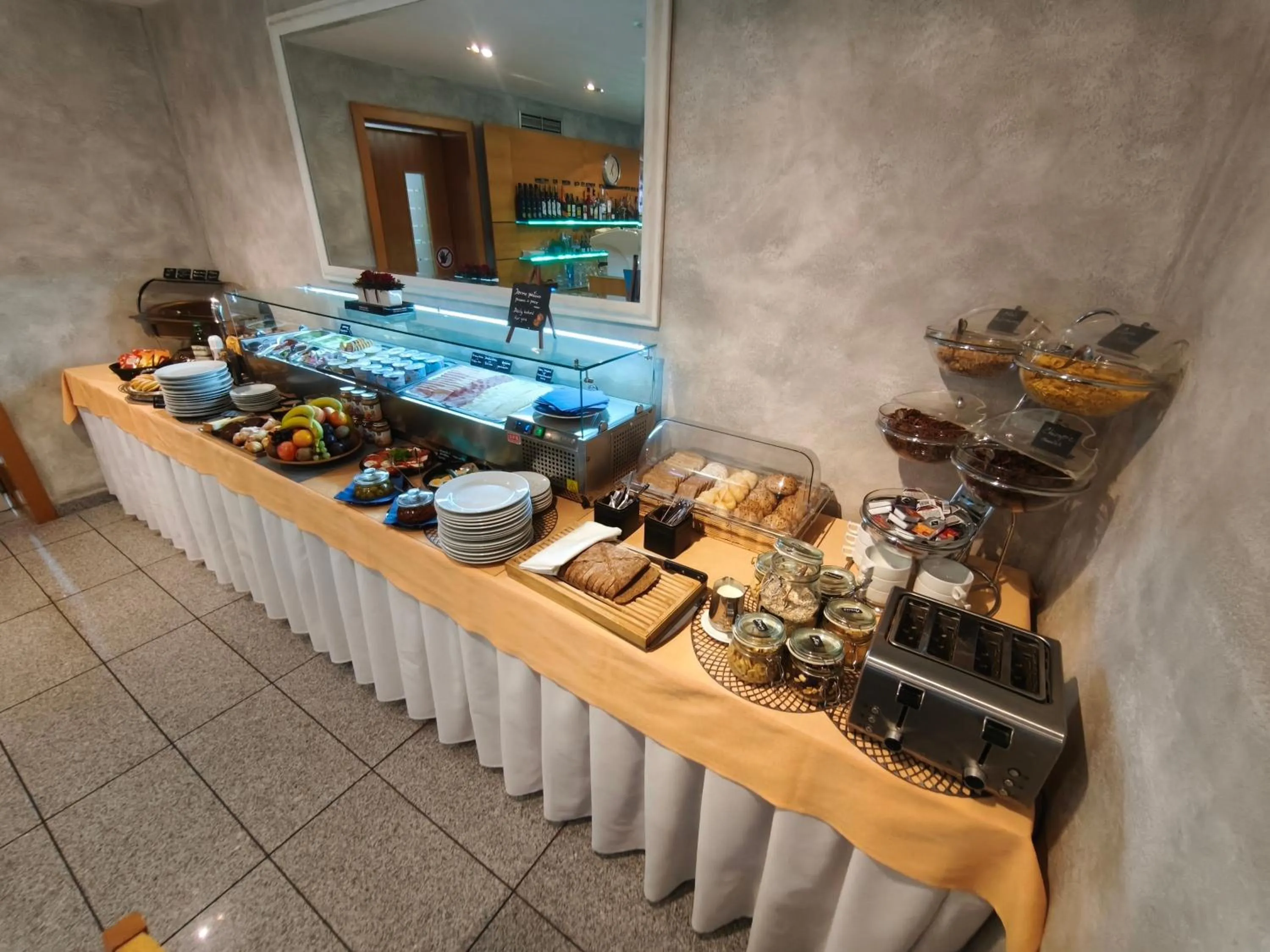 Breakfast in Felicity Garni Hotel