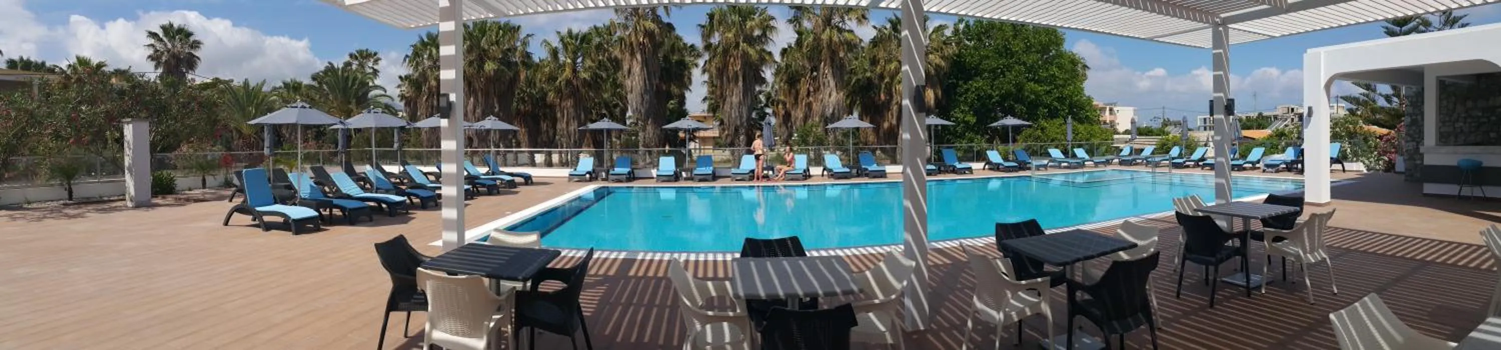 Swimming pool in Cosmopolitan Hotel