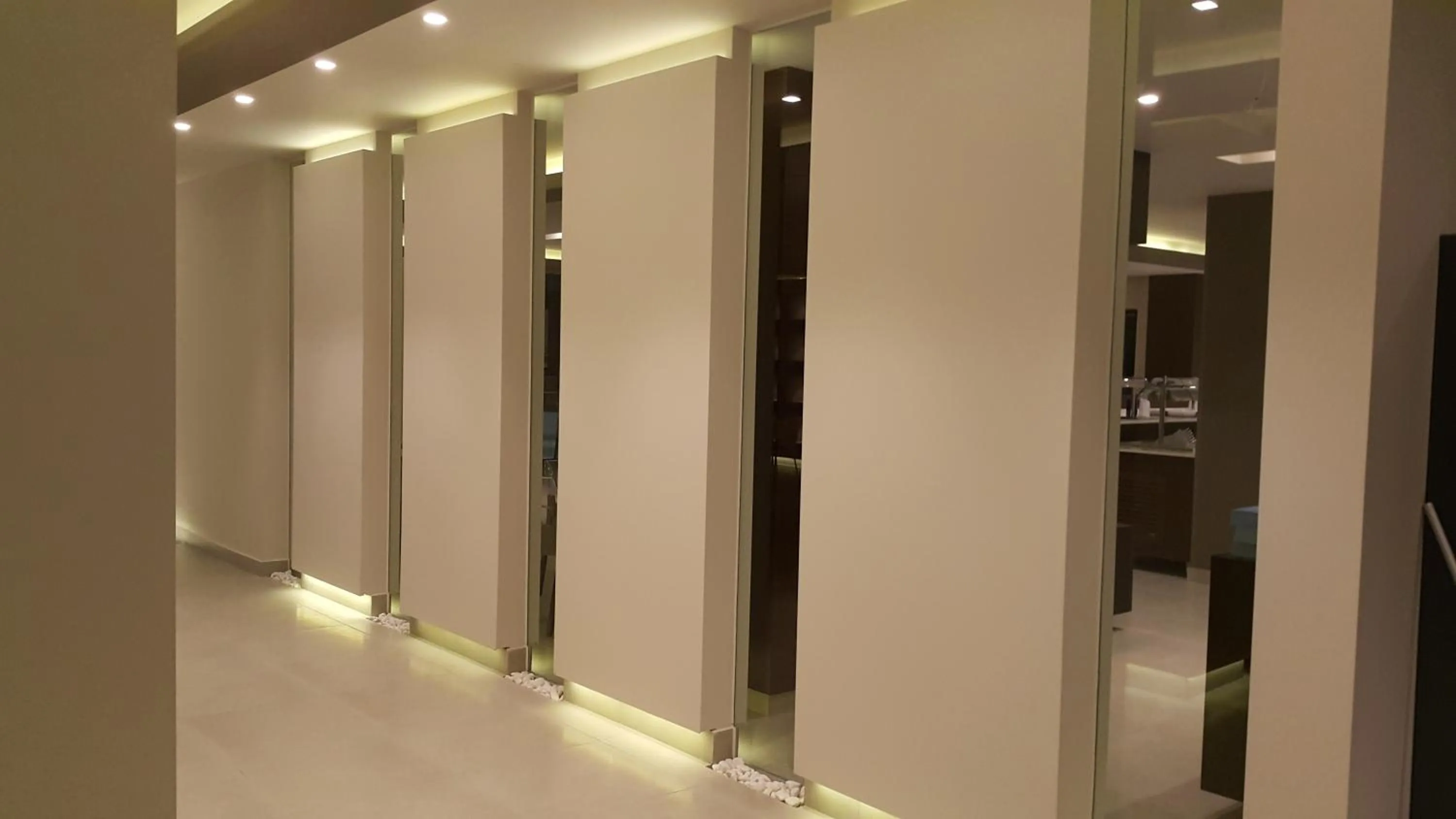 Restaurant/places to eat in Cosmopolitan Hotel