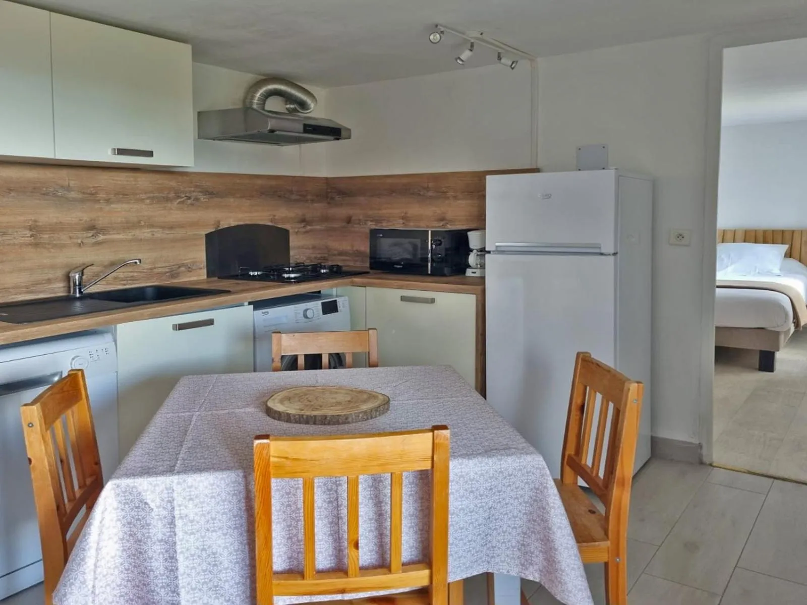 Kitchen or kitchenette in Bungalows Du Maquis