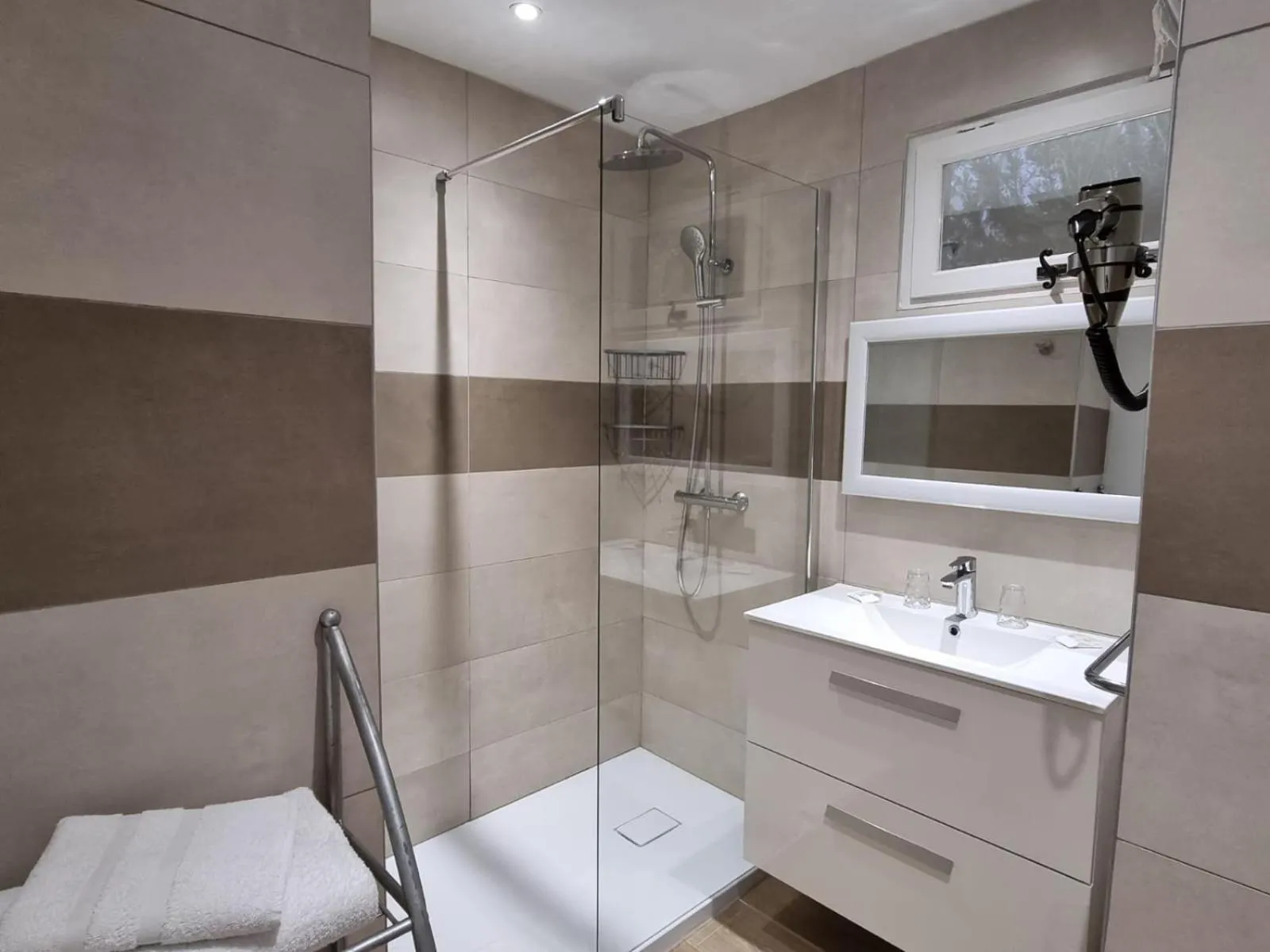 Shower in Bungalows Du Maquis