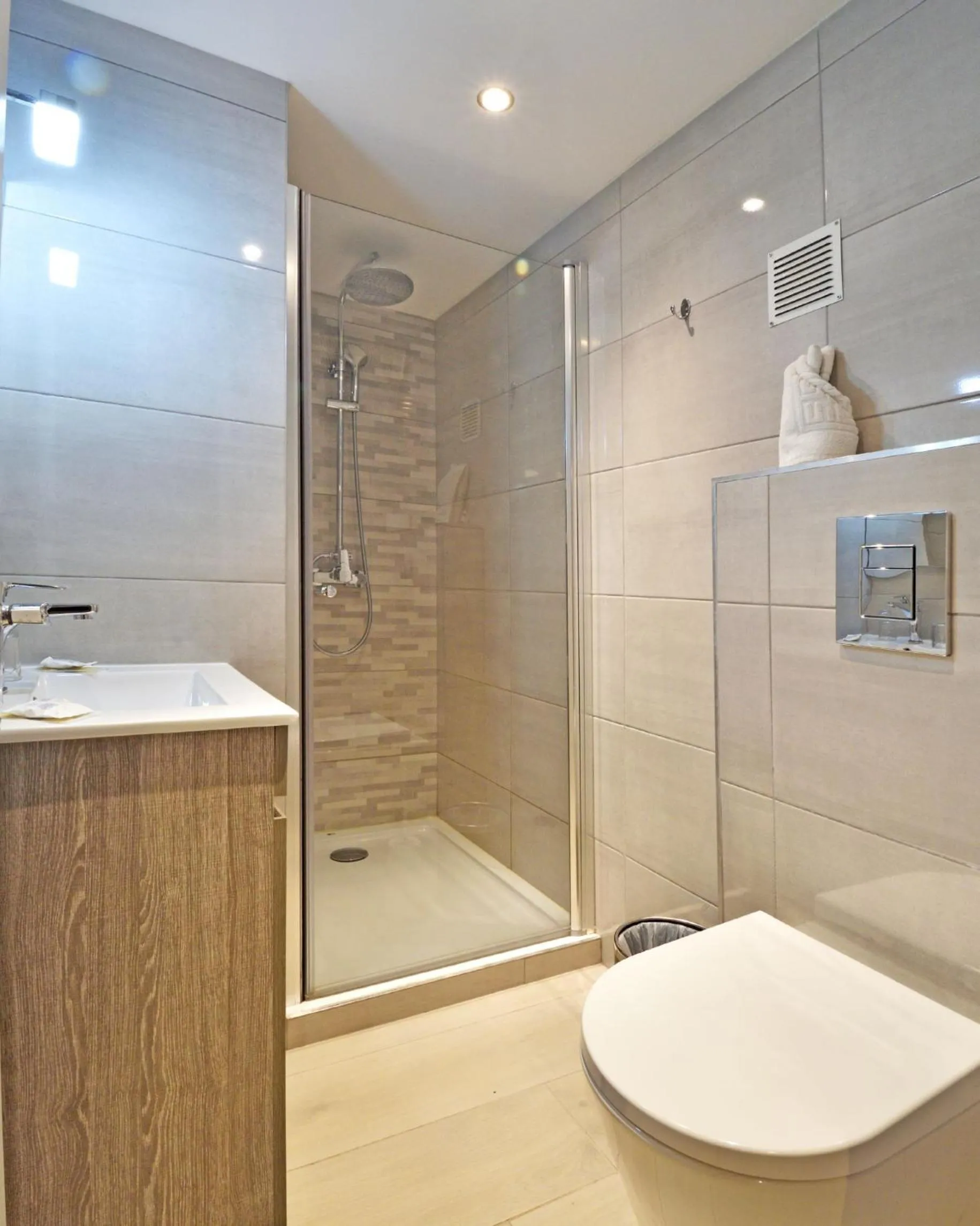 Shower in Bungalows Du Maquis