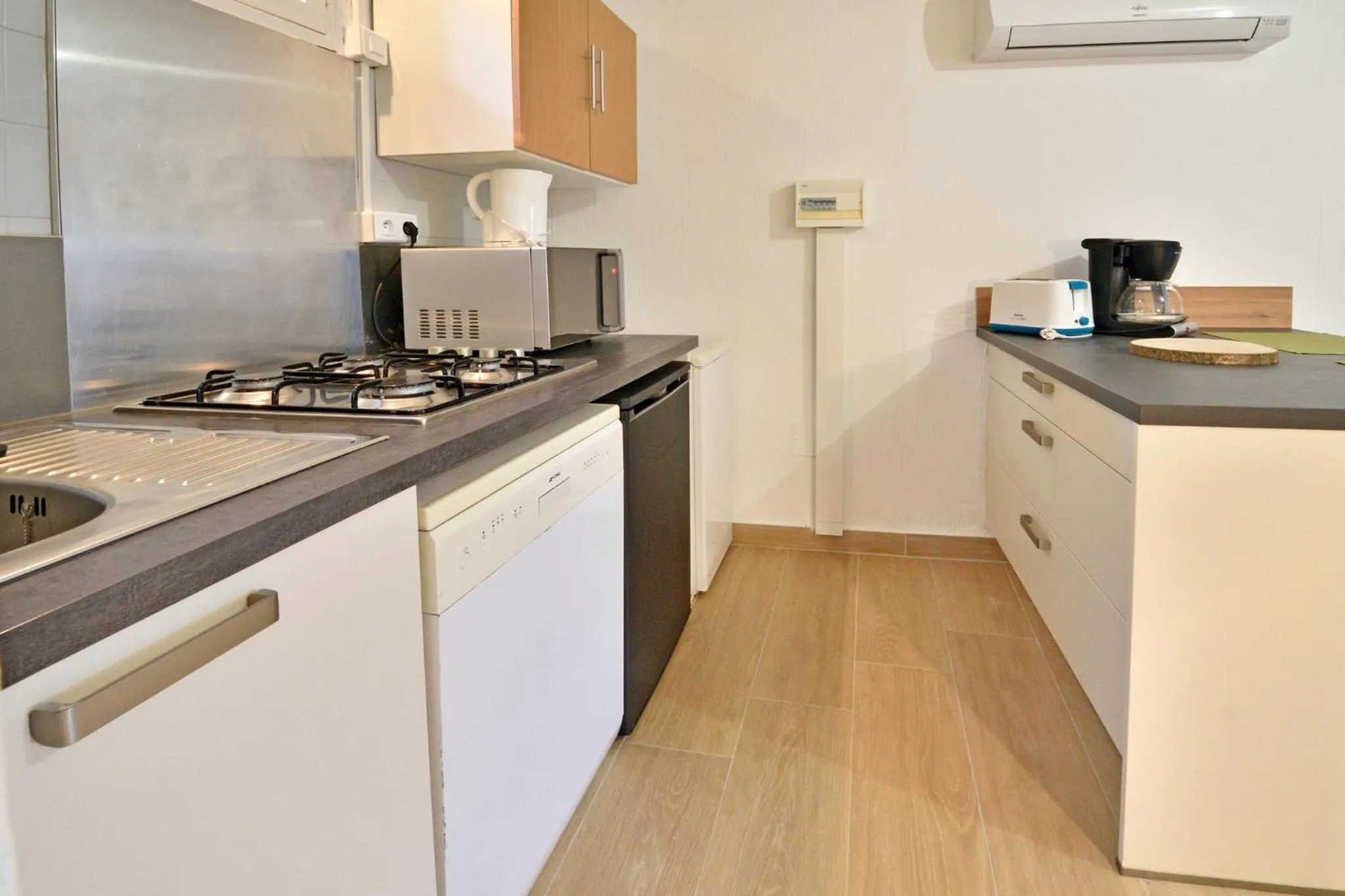 Kitchen or kitchenette in Bungalows Du Maquis