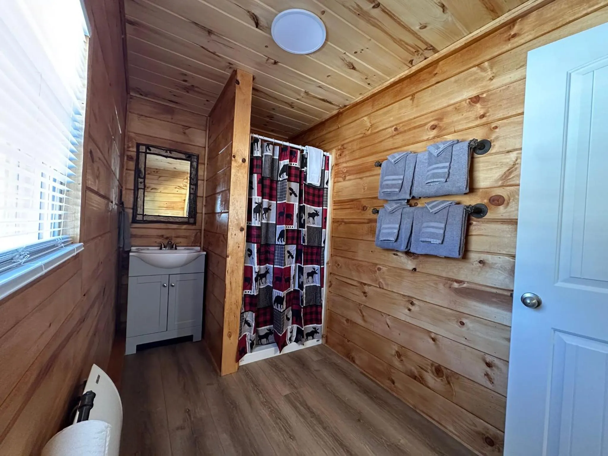 Bathroom in Rowe's Adirondack Cabins of Schroon Lake
