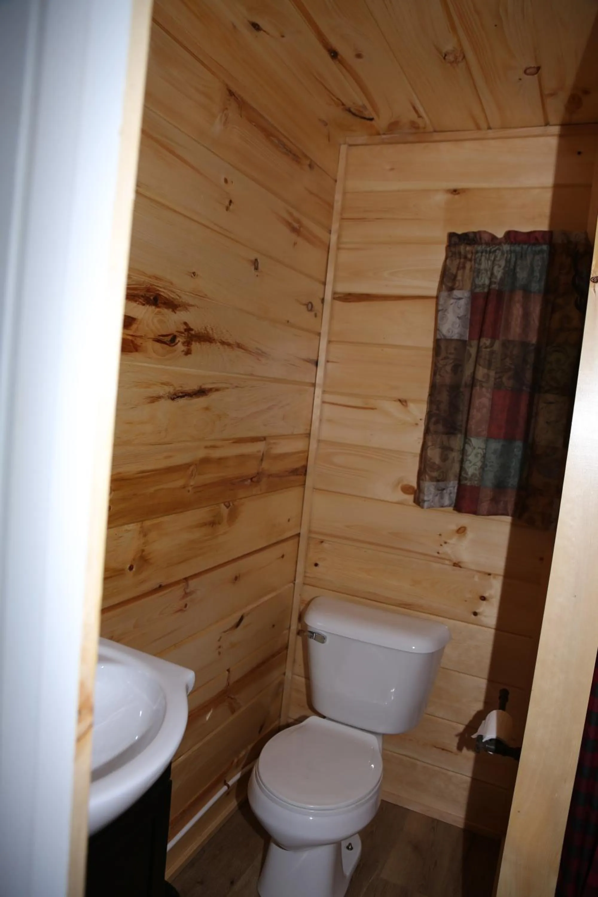 Bathroom in Rowe's Adirondack Cabins of Schroon Lake