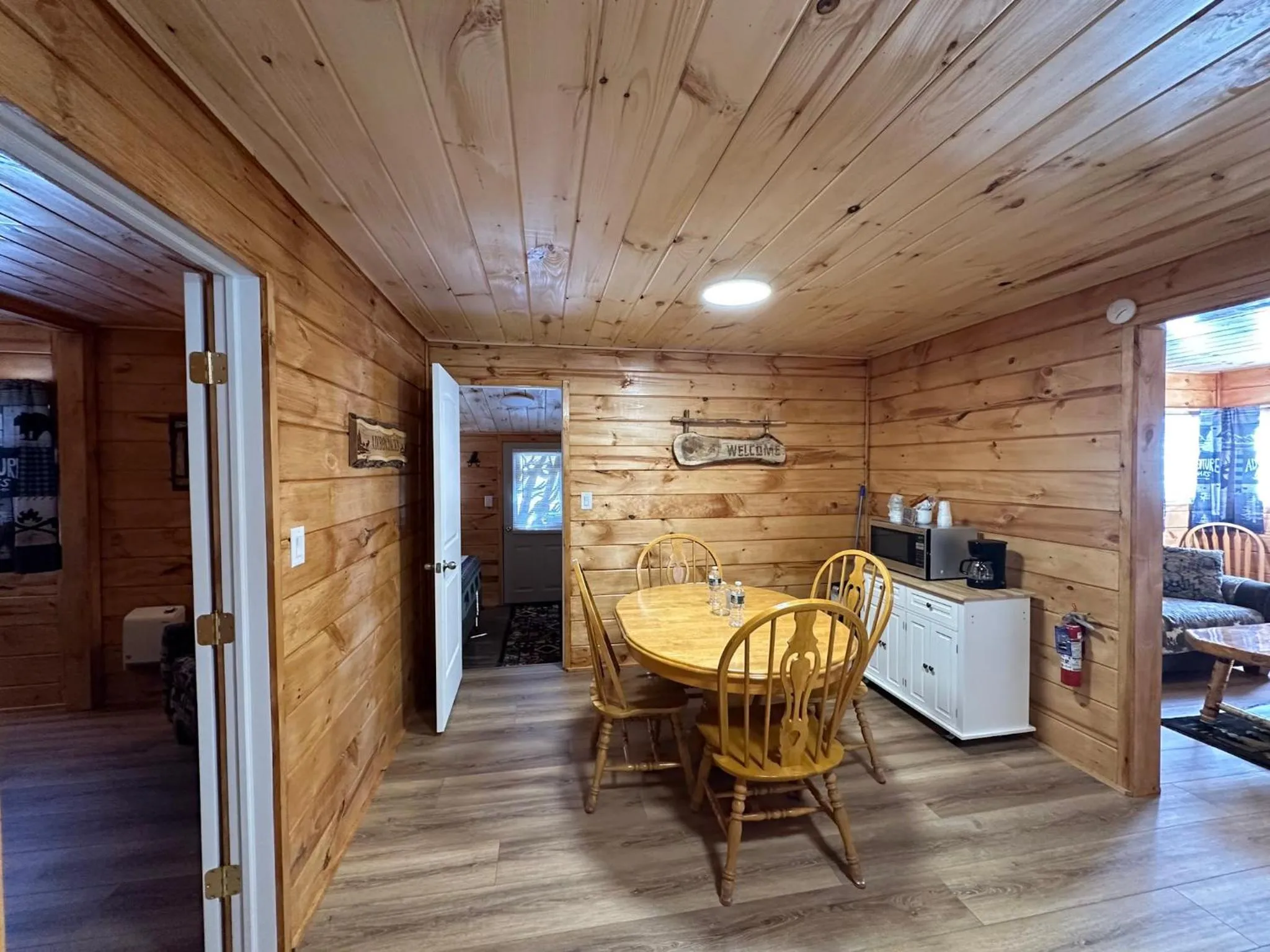 Coffee/tea facilities in Rowe's Adirondack Cabins of Schroon Lake
