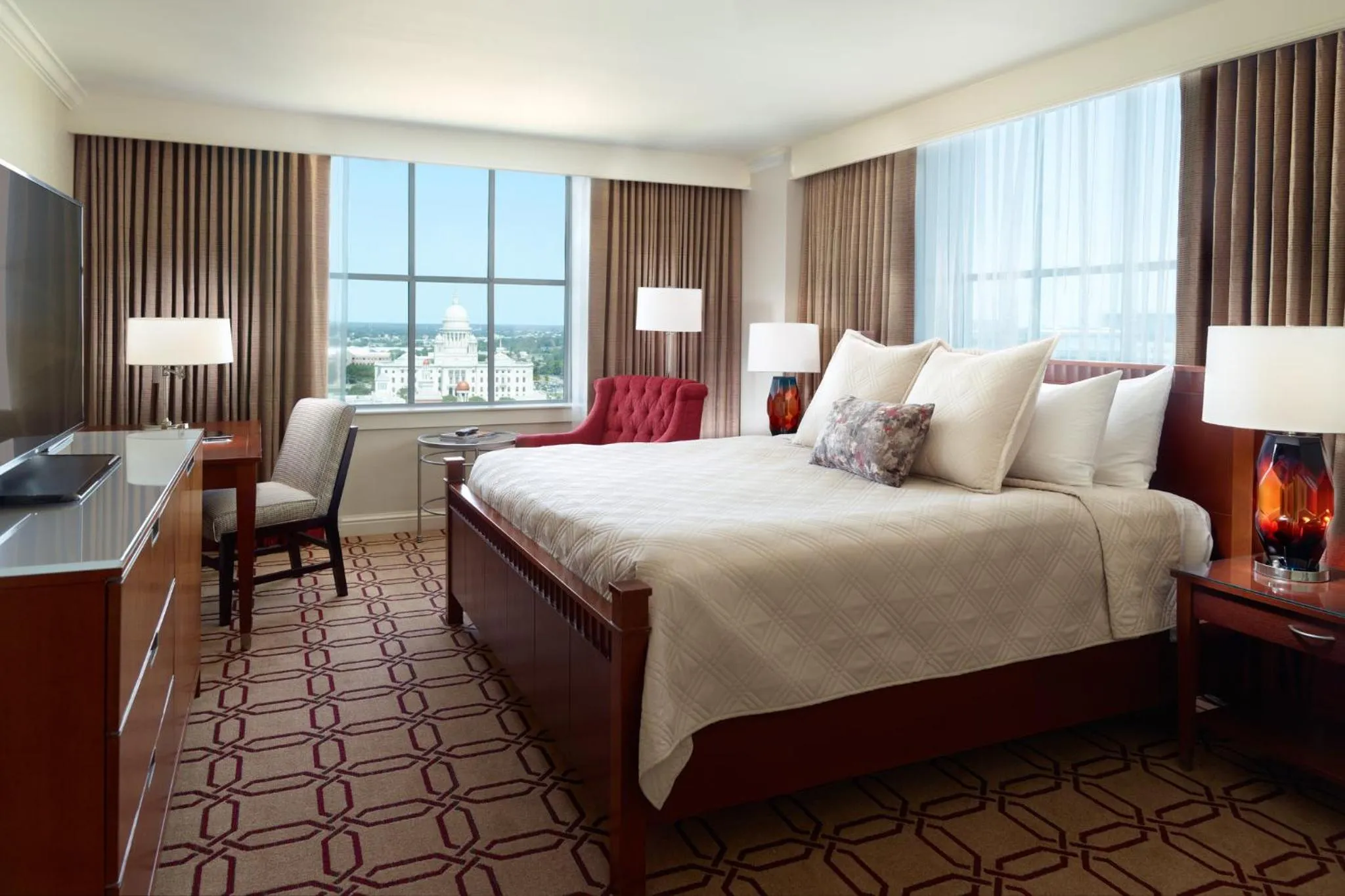 Photo of the whole room, Bed in Omni Providence