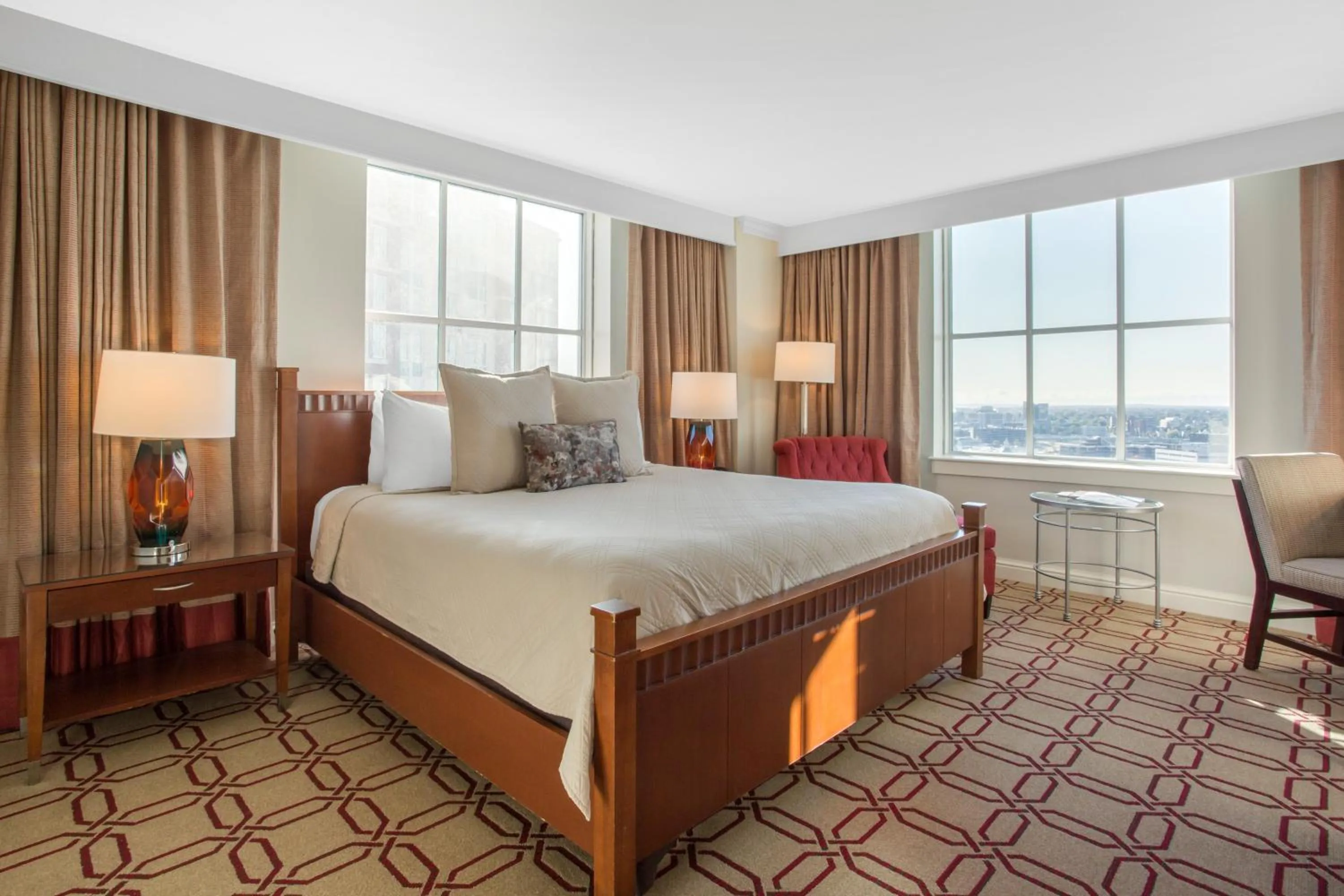 Photo of the whole room, Bed in Omni Providence