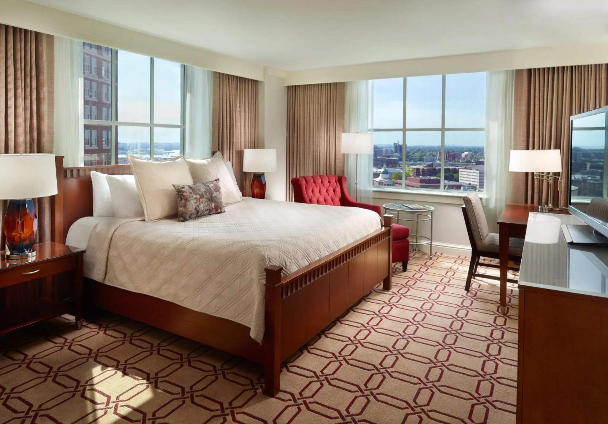 Photo of the whole room, Bed in Omni Providence