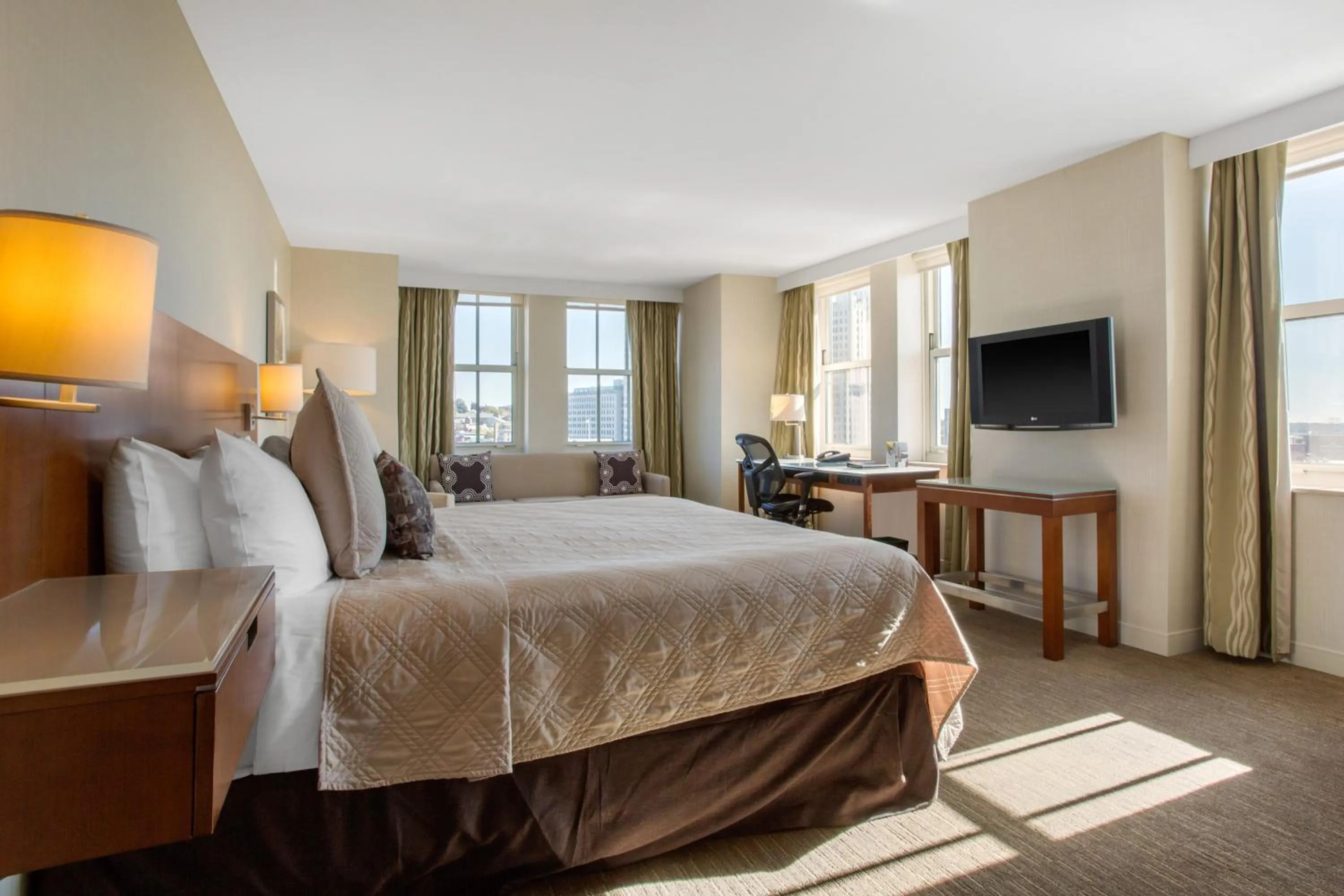Photo of the whole room, Bed in Omni Providence
