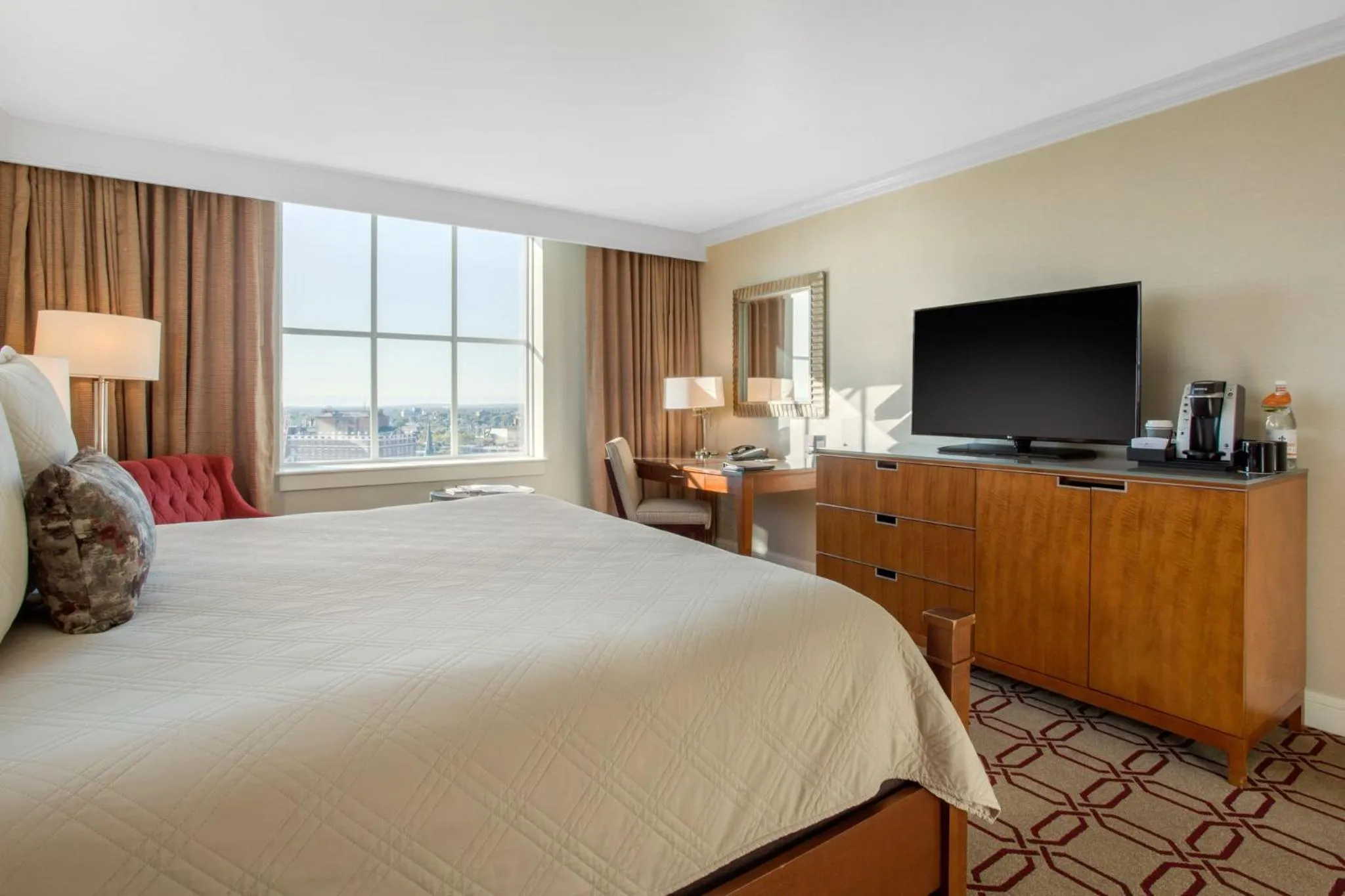 Photo of the whole room, Bed in Omni Providence