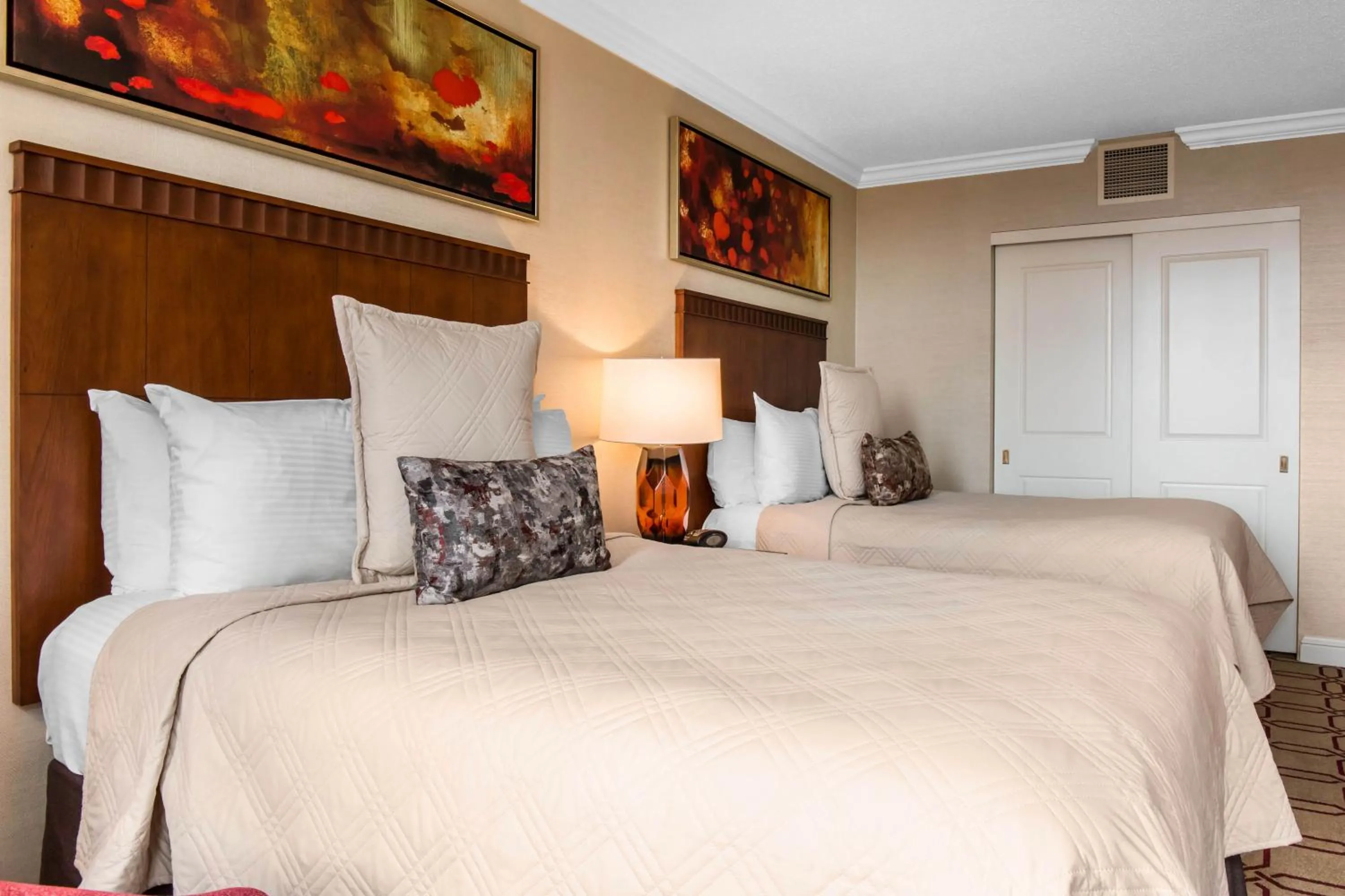 Photo of the whole room, Bed in Omni Providence