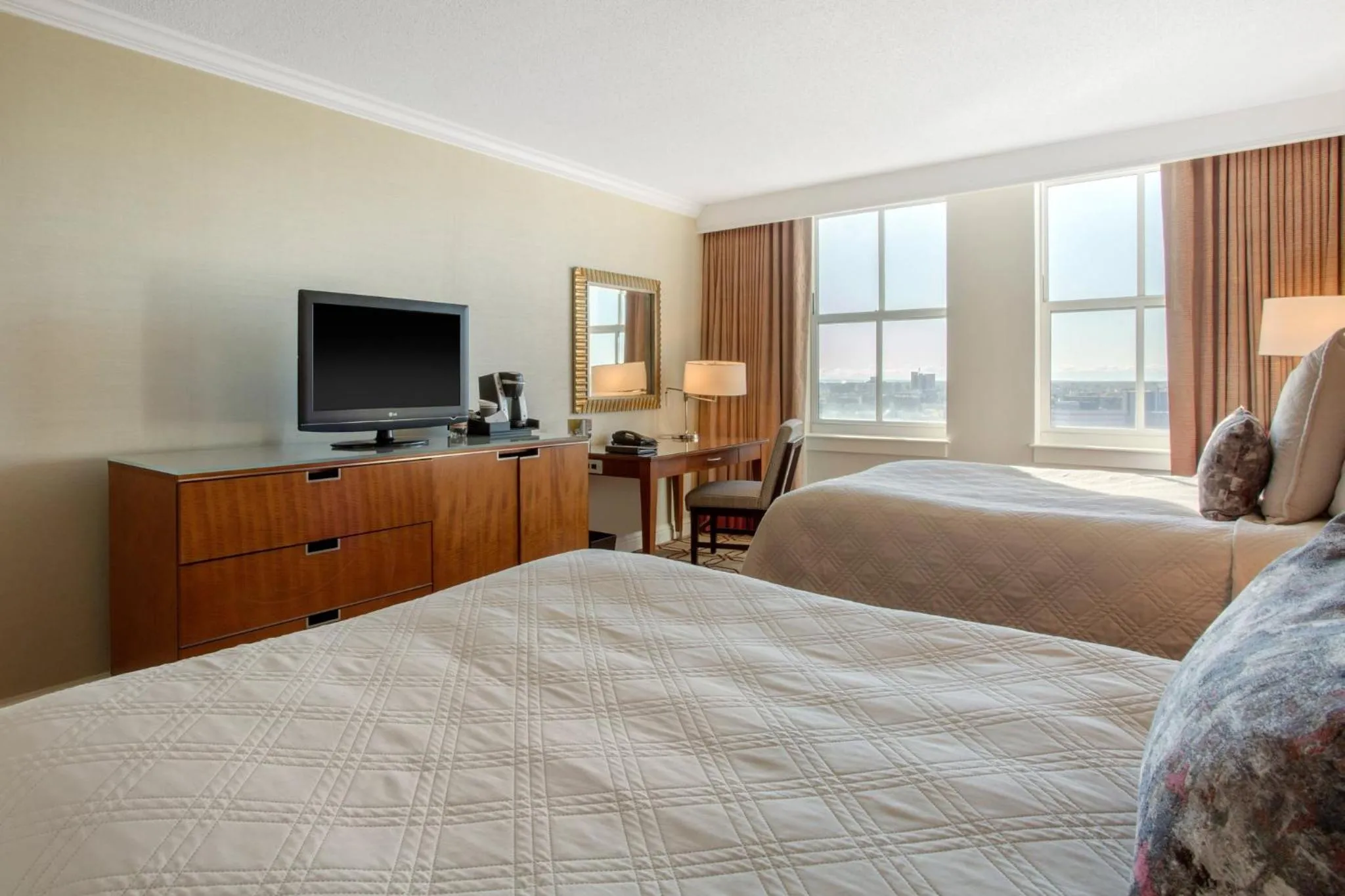 Photo of the whole room, Bed in Omni Providence