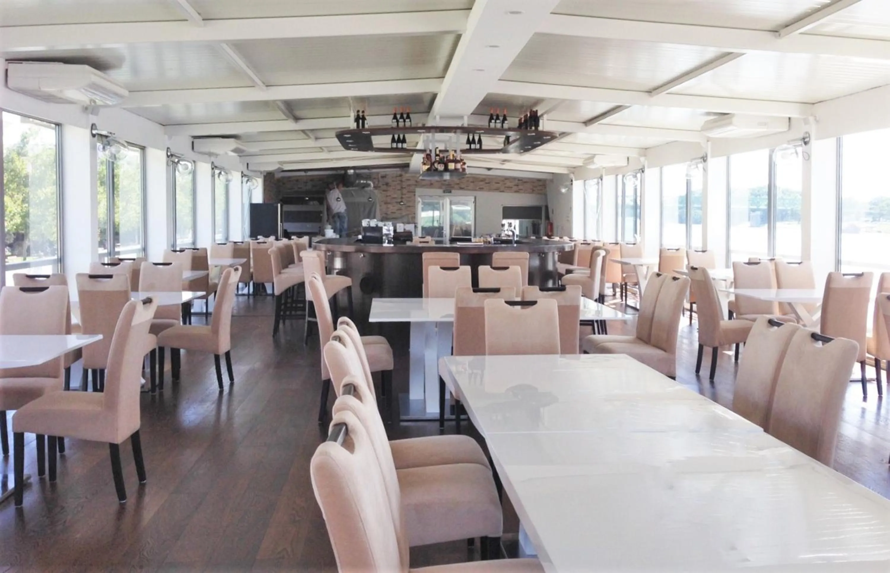 Restaurant/places to eat in Botel Gracia