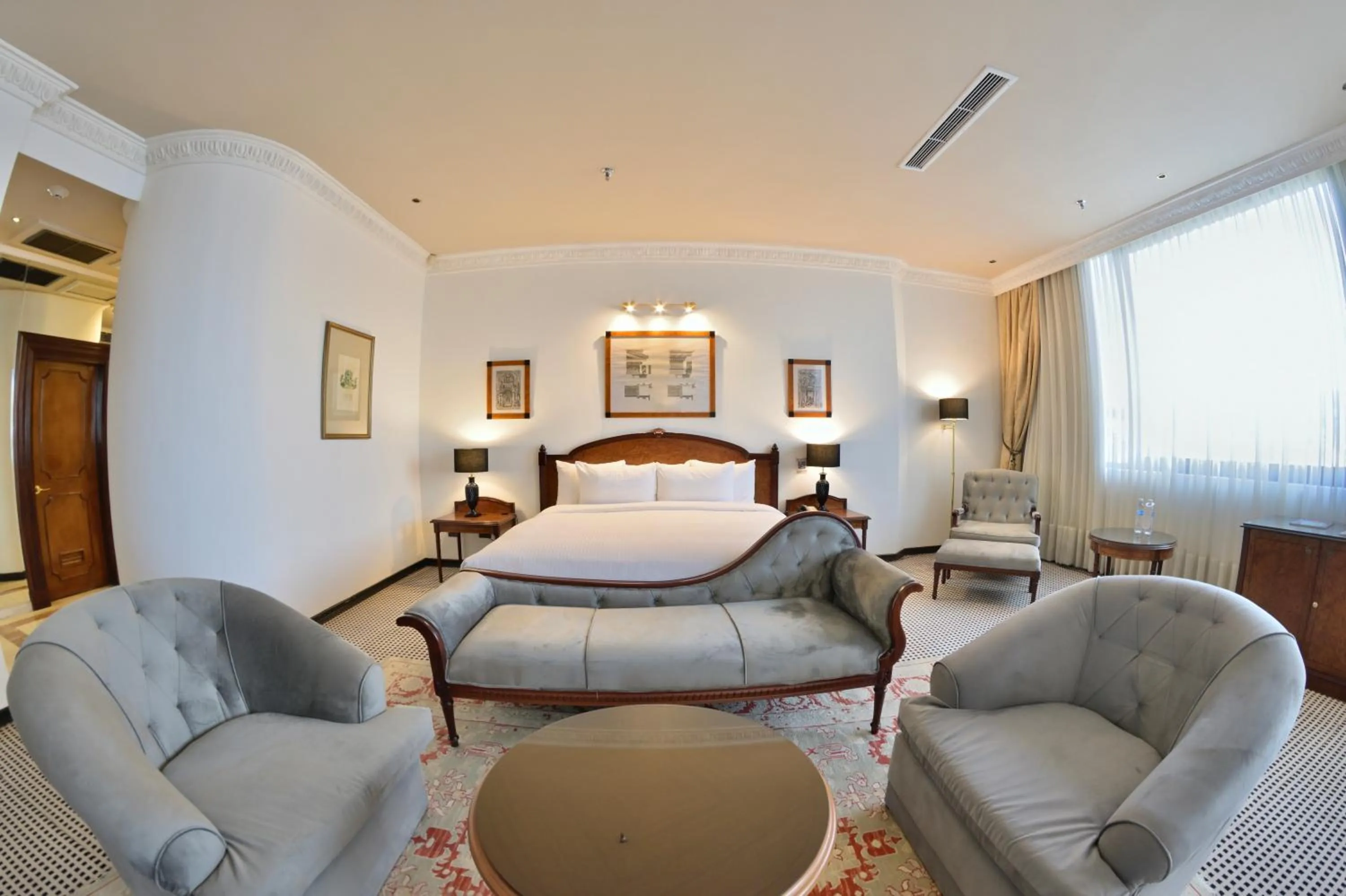 Photo of the whole room, Bed in Meliá Caracas