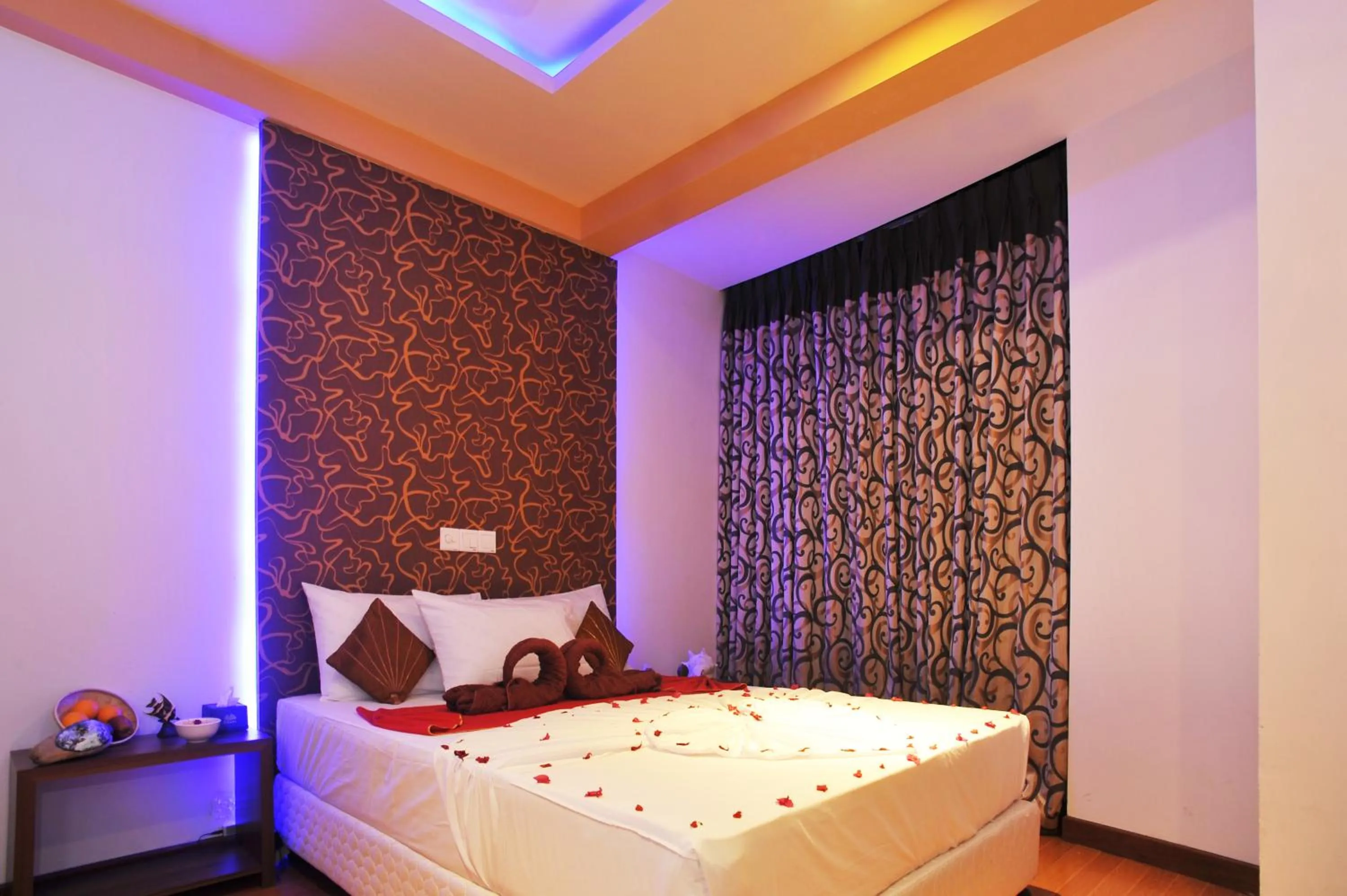 Bed in Turquoise Residence by UI