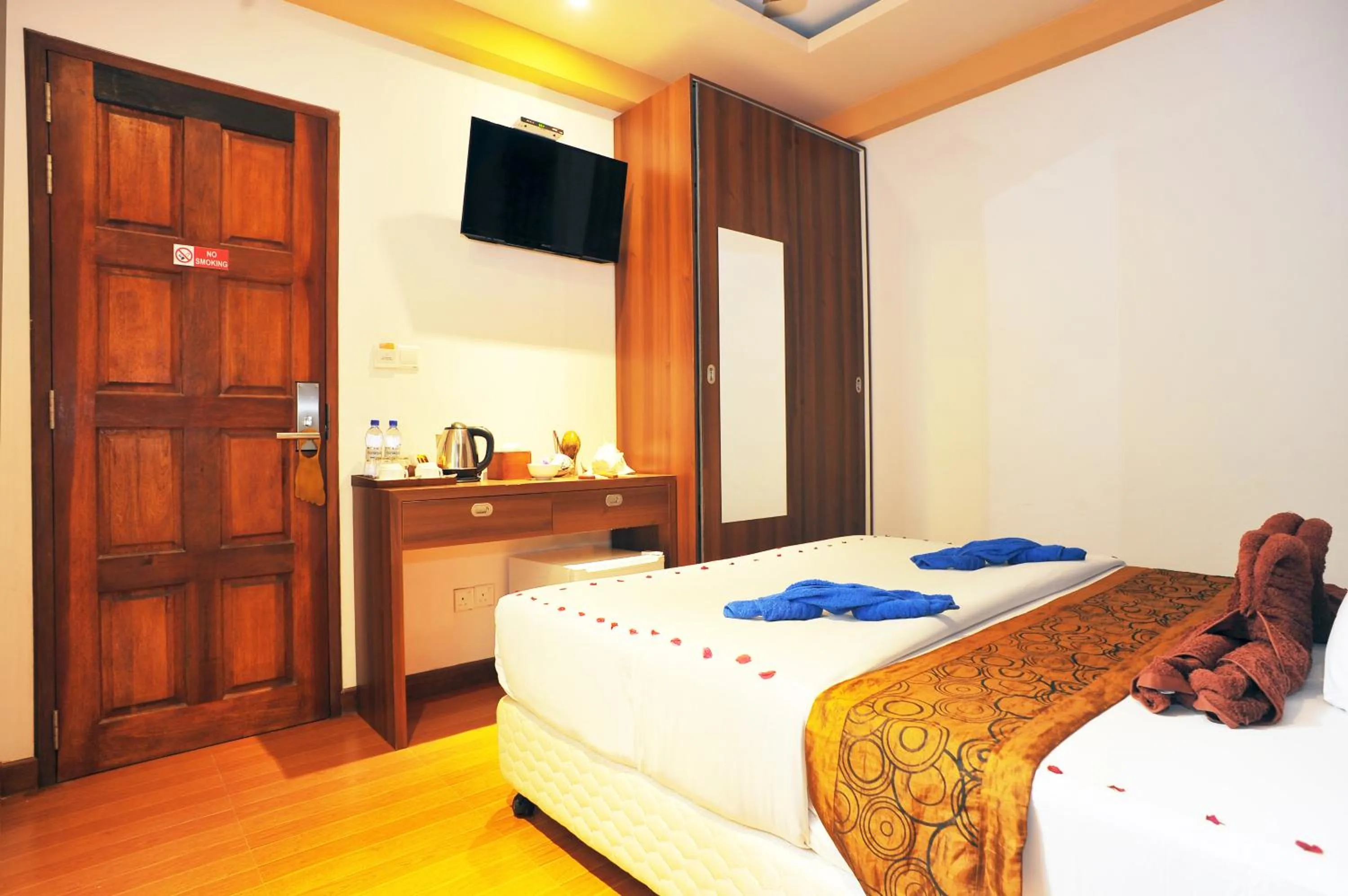 Bed in Turquoise Residence by UI