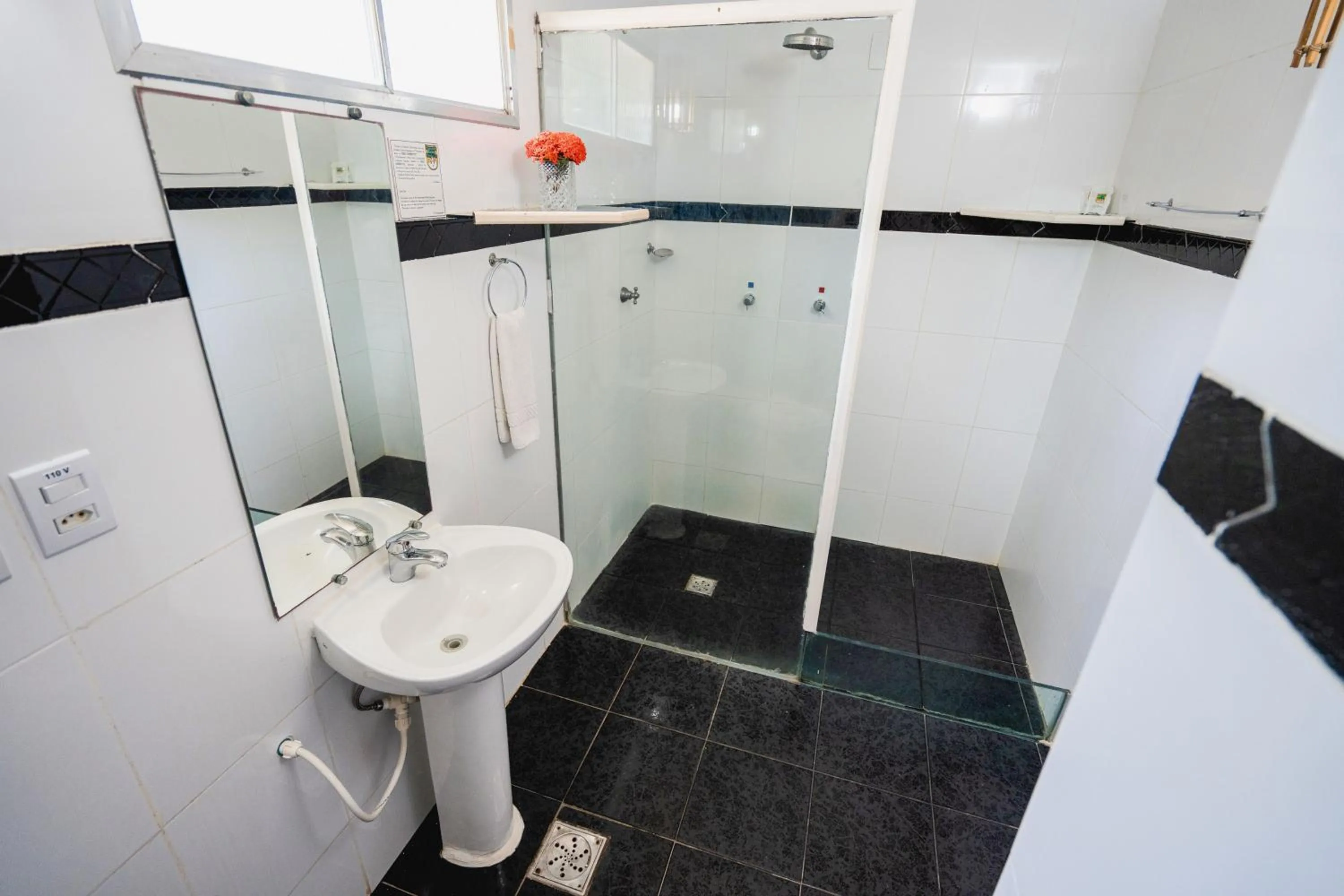 Shower in Pousada Bicho Preguiça