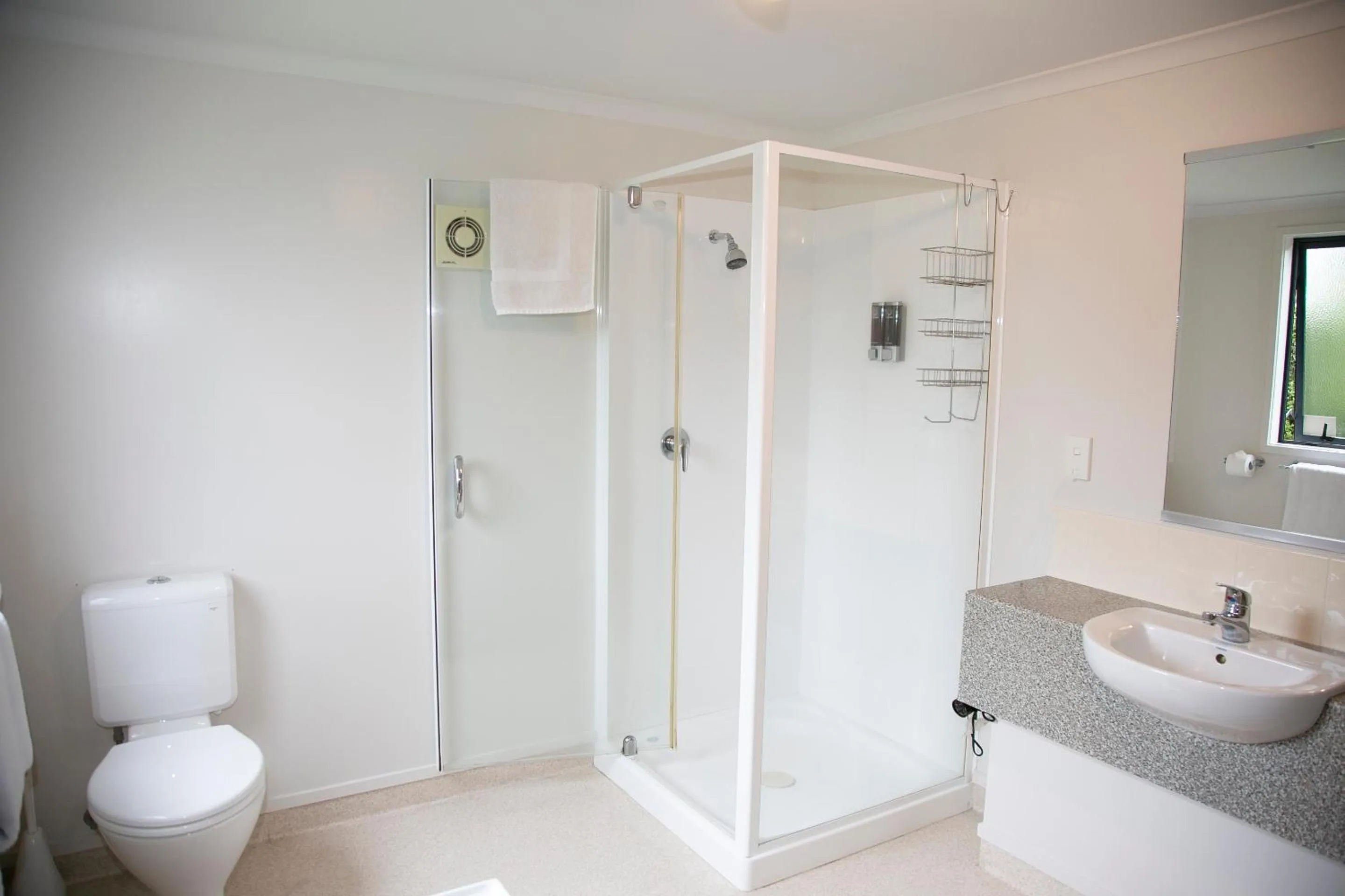 Shower in Bella Vista Motel Hamilton