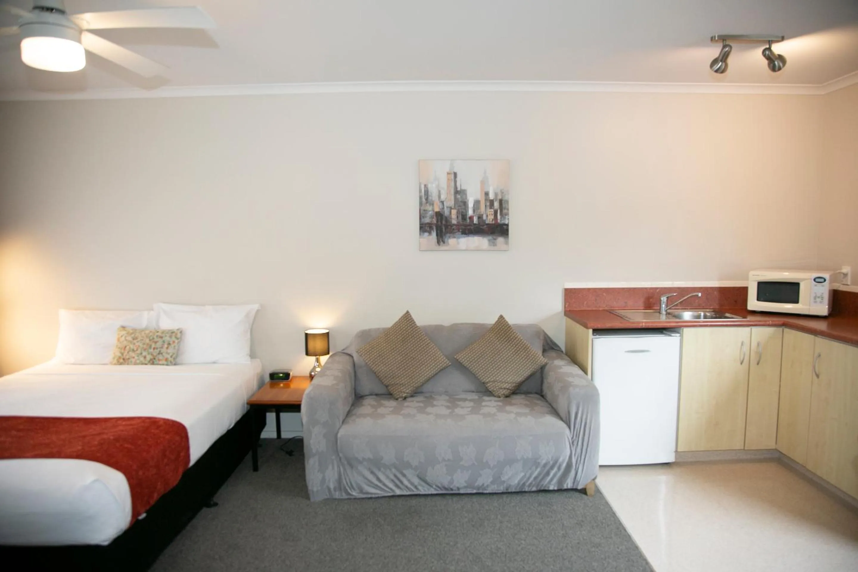 Living room, Bed in Bella Vista Motel Hamilton