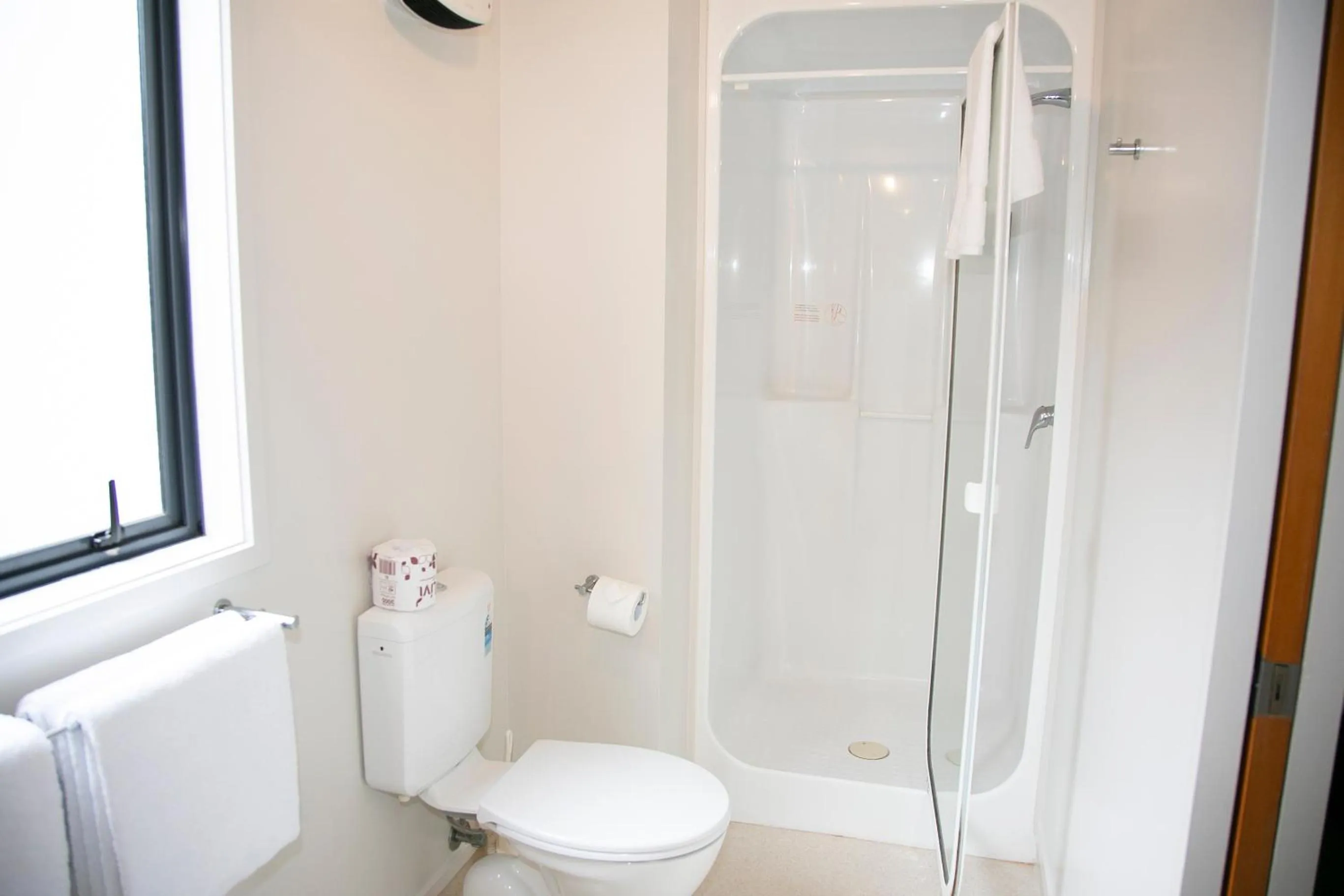 Shower in Bella Vista Motel Hamilton