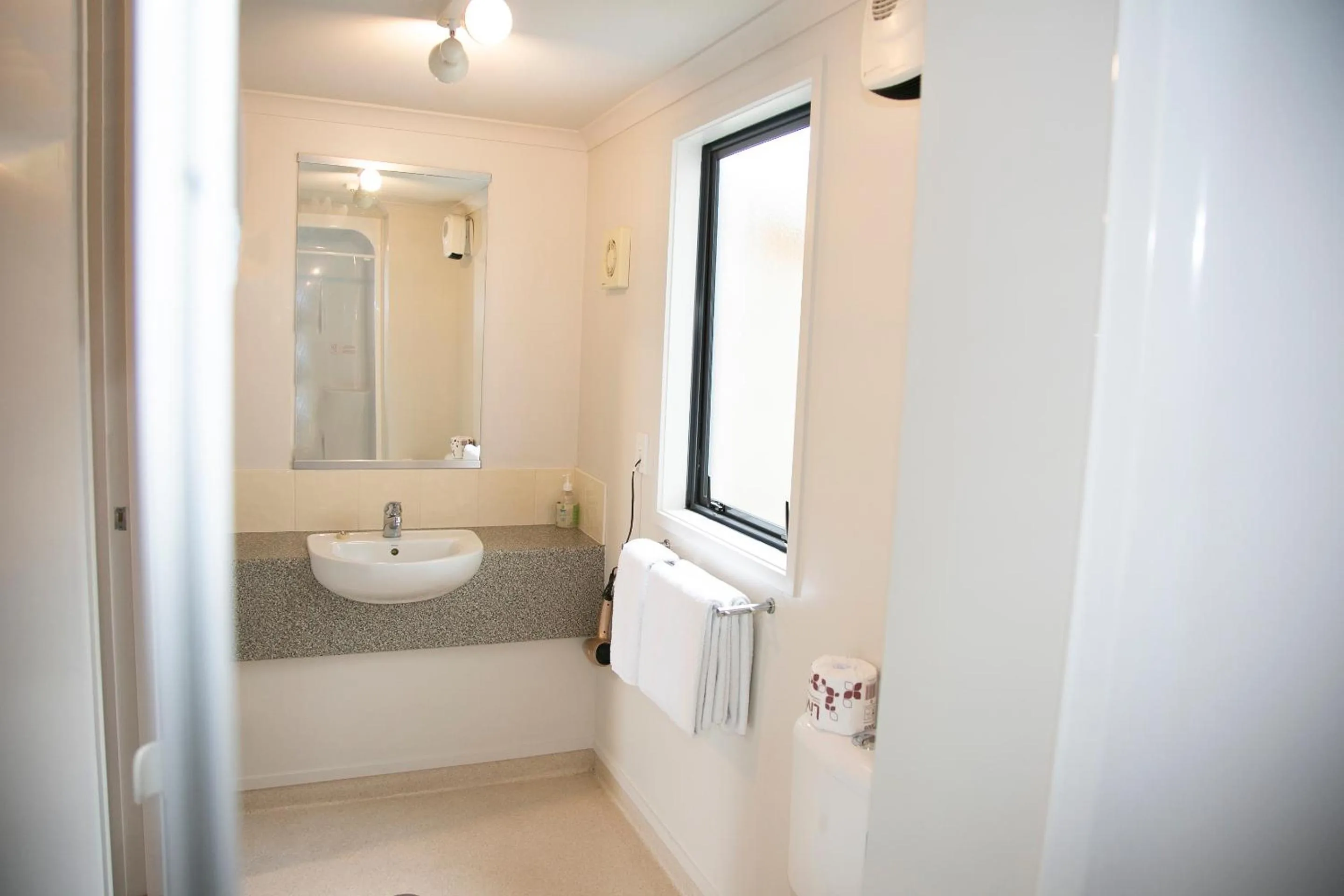 Bathroom in Bella Vista Motel Hamilton