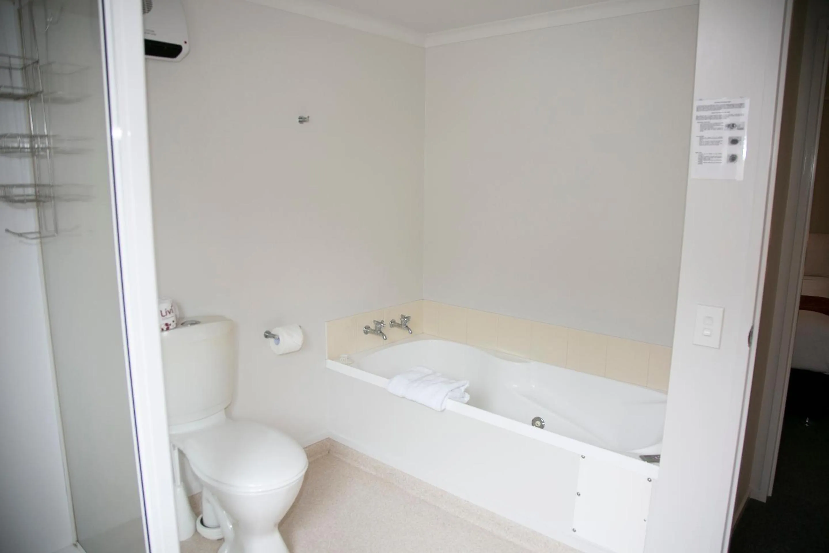 Bath in Bella Vista Motel Hamilton