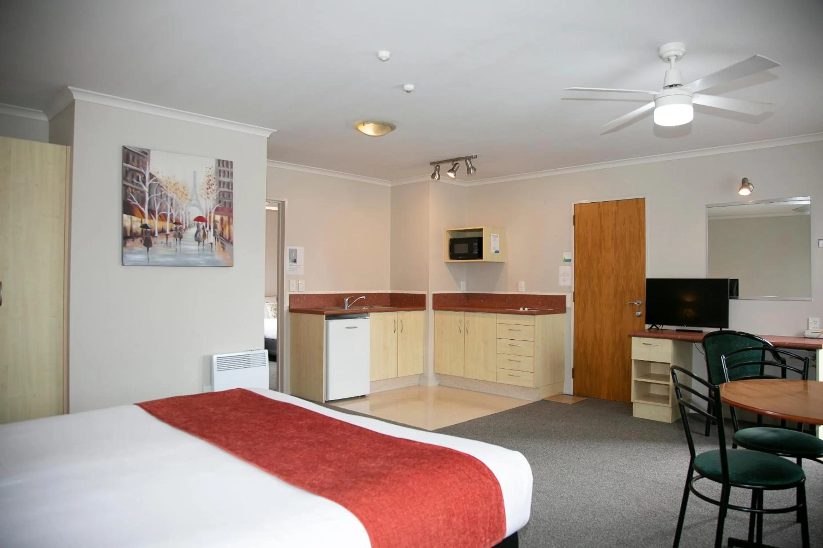 kitchen, Bed in Bella Vista Motel Hamilton