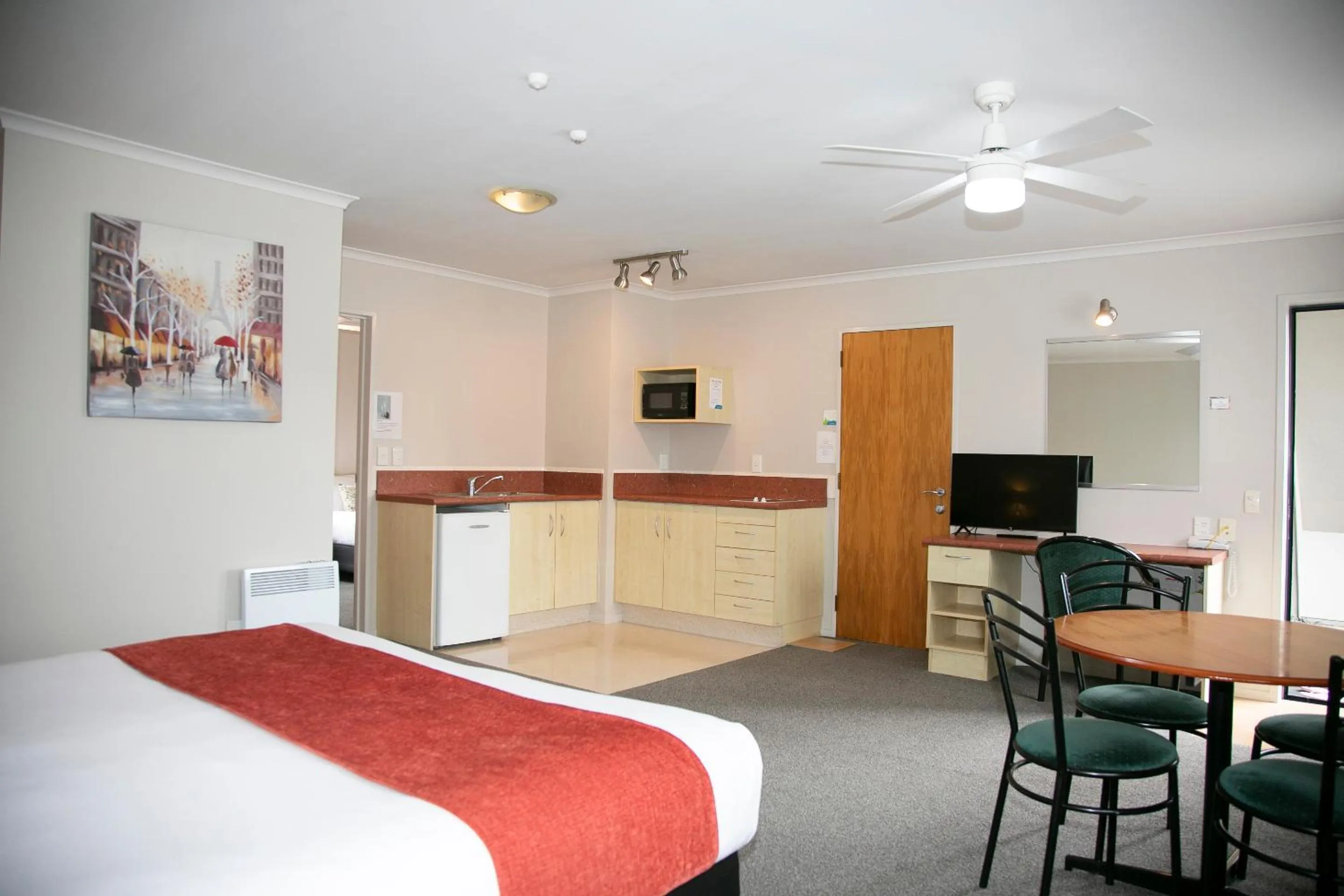 Living room, Bed in Bella Vista Motel Hamilton