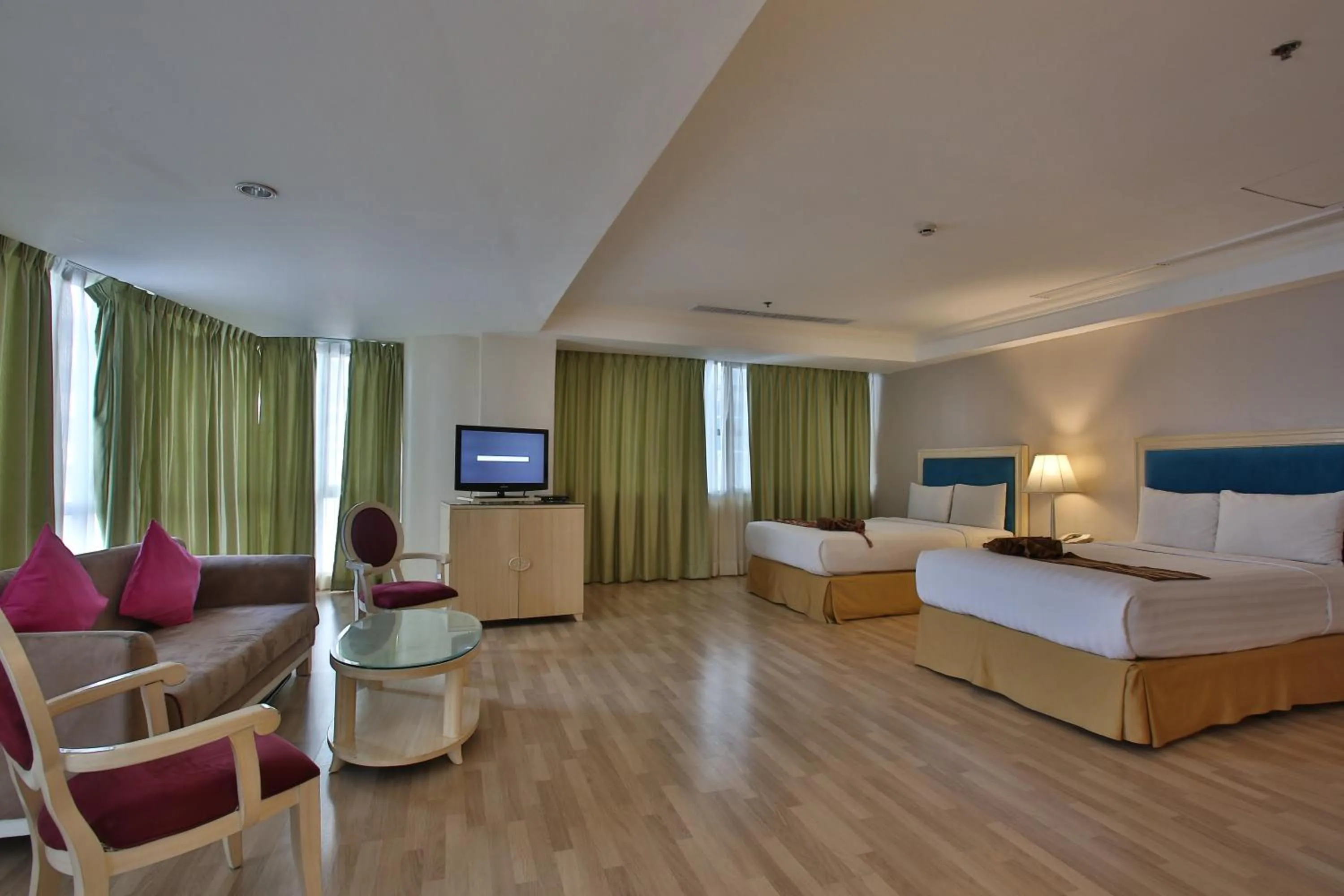 Living room, Bed in Crown Regency Hotel & Towers