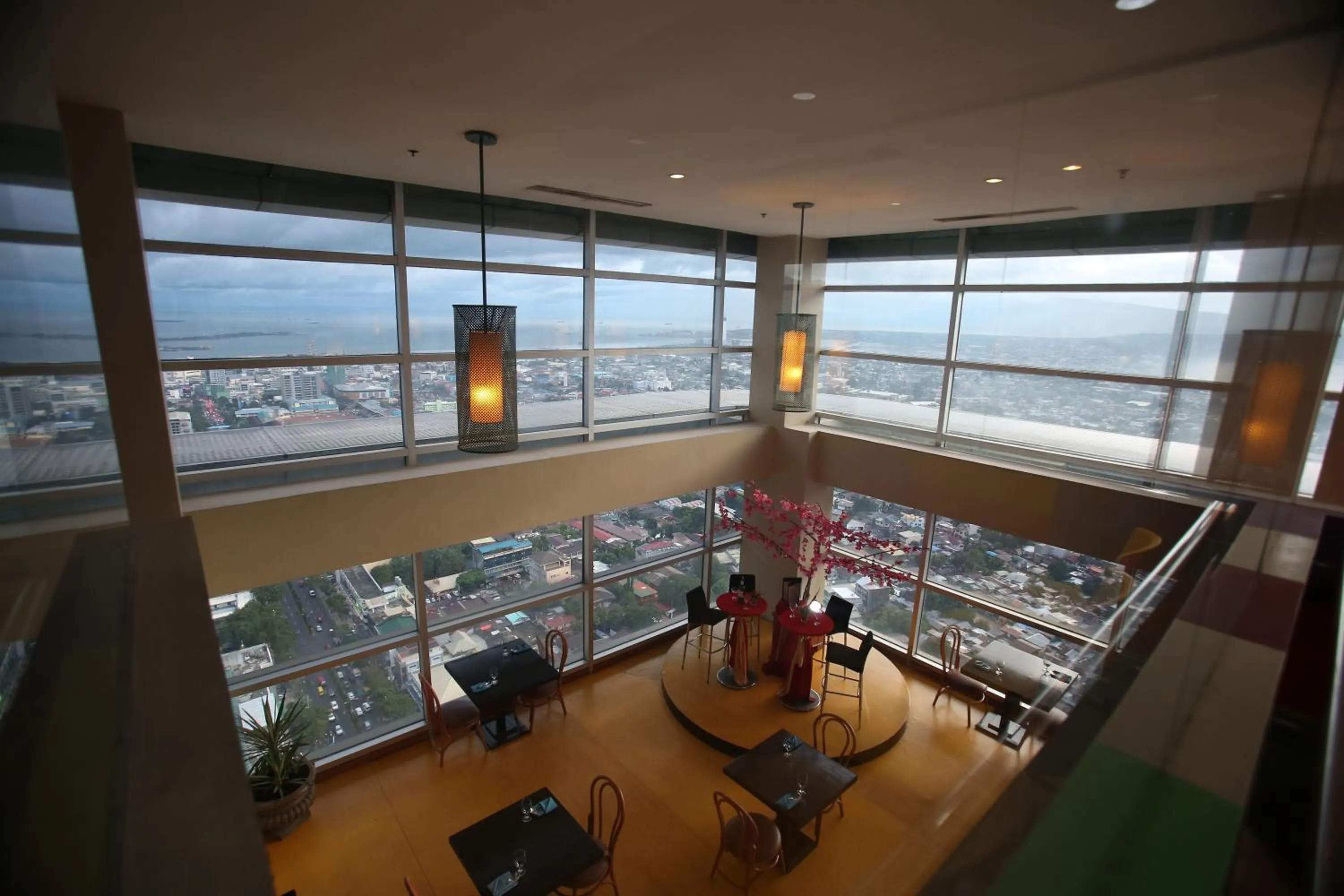 Restaurant/places to eat in Crown Regency Hotel & Towers