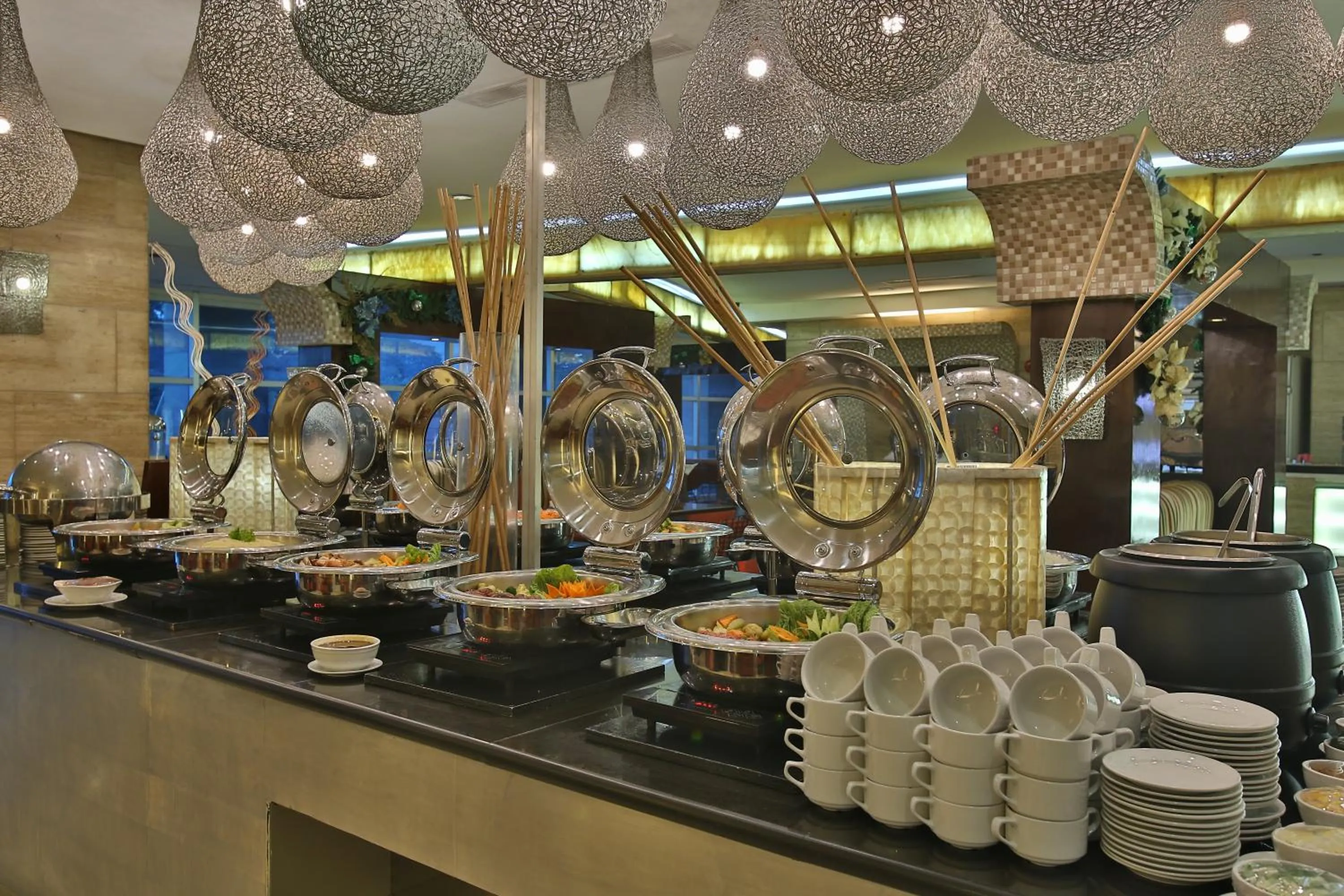 Restaurant/places to eat in Crown Regency Hotel & Towers