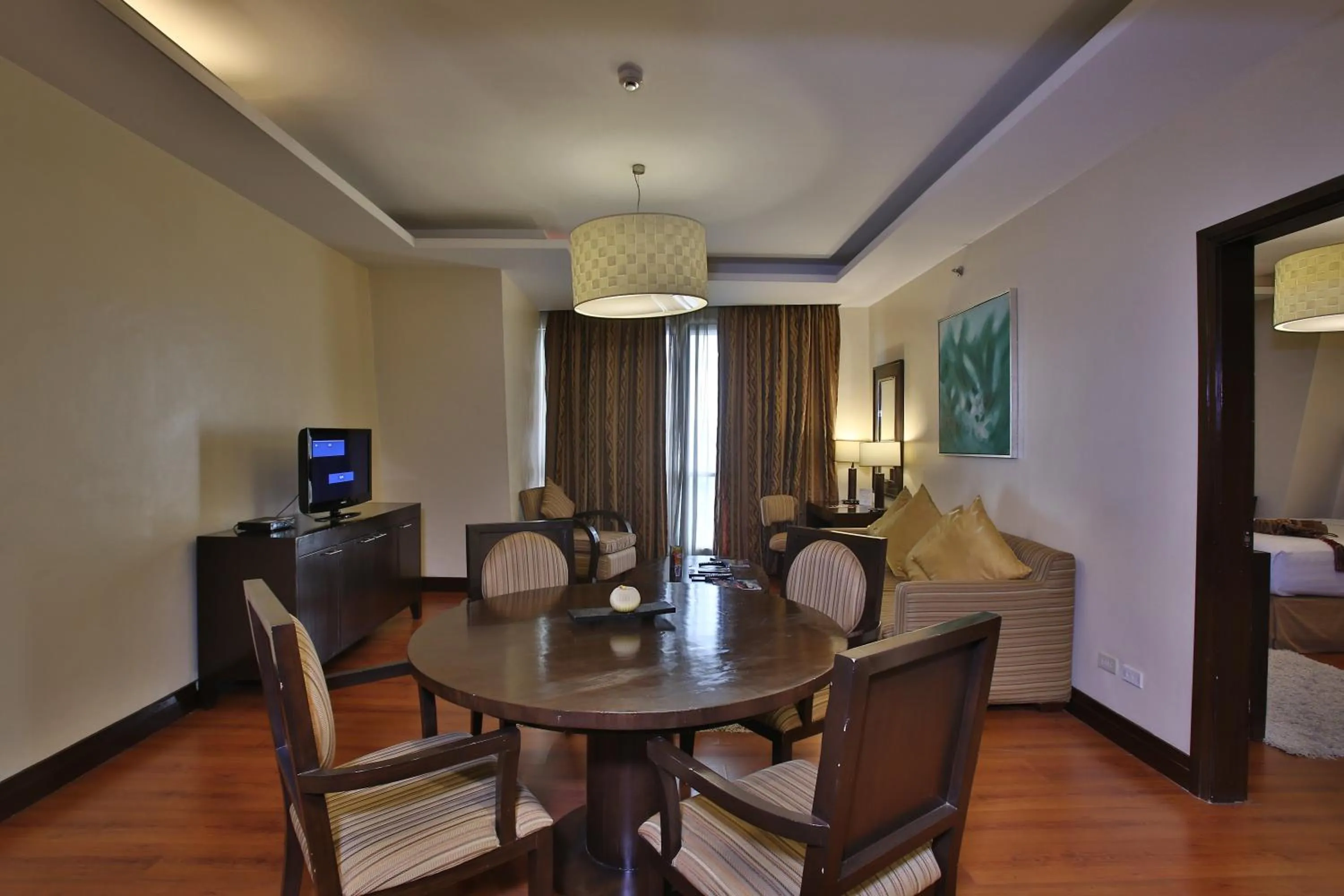 Living room in Crown Regency Hotel & Towers