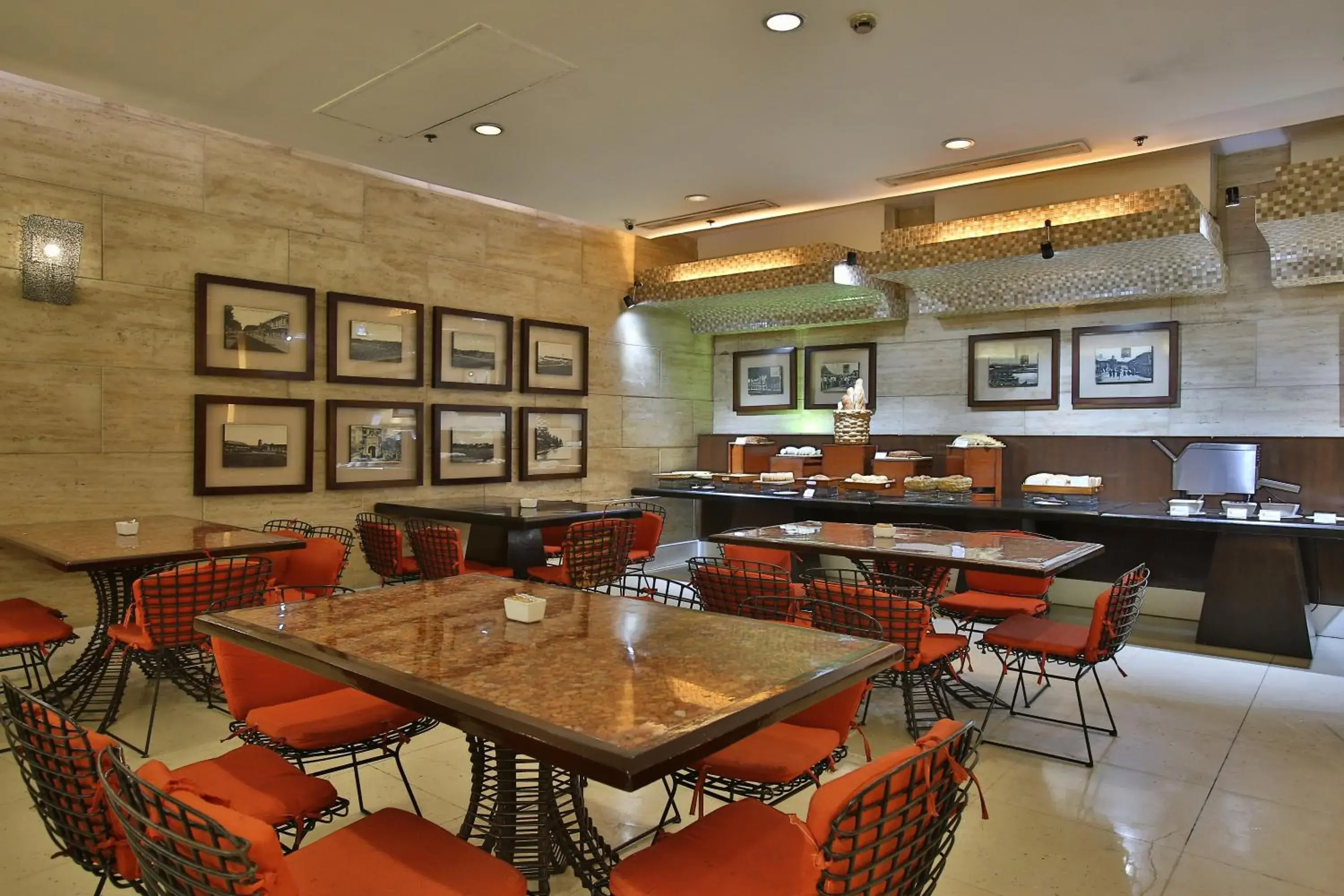 Restaurant/places to eat in Crown Regency Hotel & Towers Restaurant/places to eat in Crown Regency Hotel & Towers