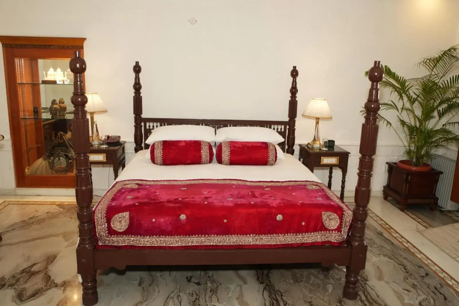 Bed in The Raj Palace (Small Luxury Hotels of the World) Bed in The Raj Palace (Small Luxury Hotels of the World)