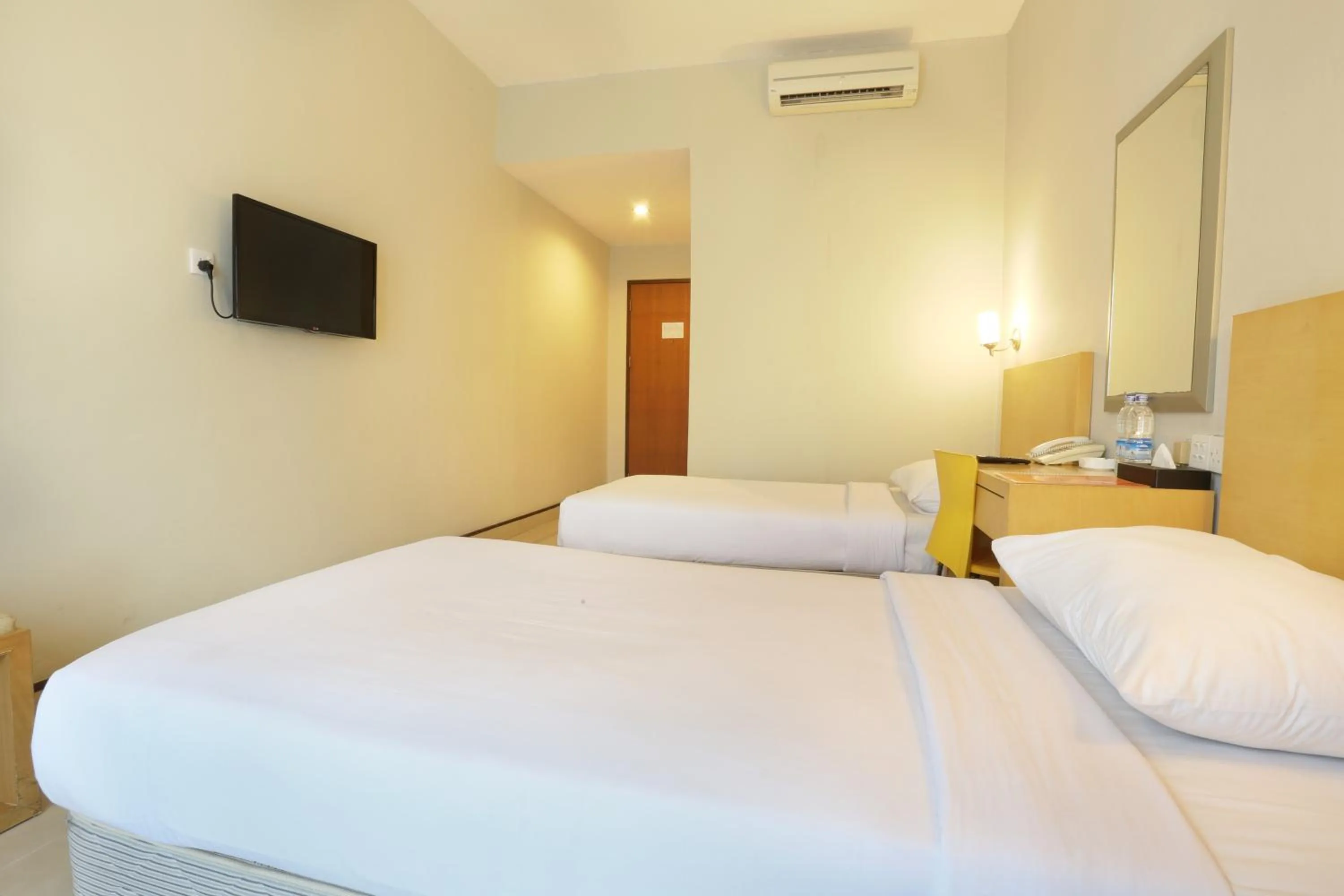 Photo of the whole room, Bed in Triniti Hotel Batam